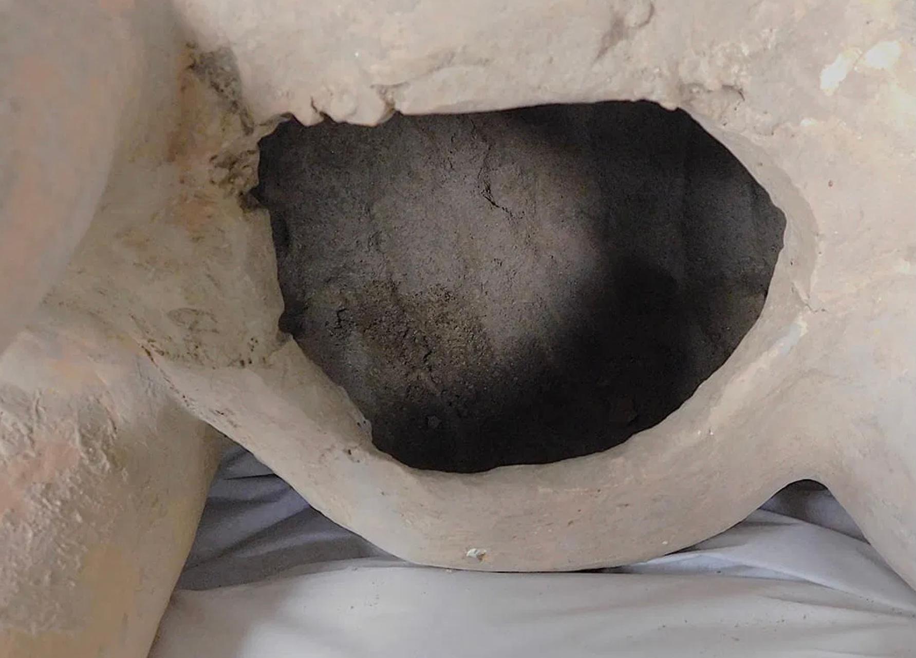 Grande sculpture en poterie de la dynastie Tang Dynasty Bactrian Camel and Rider en vente 9