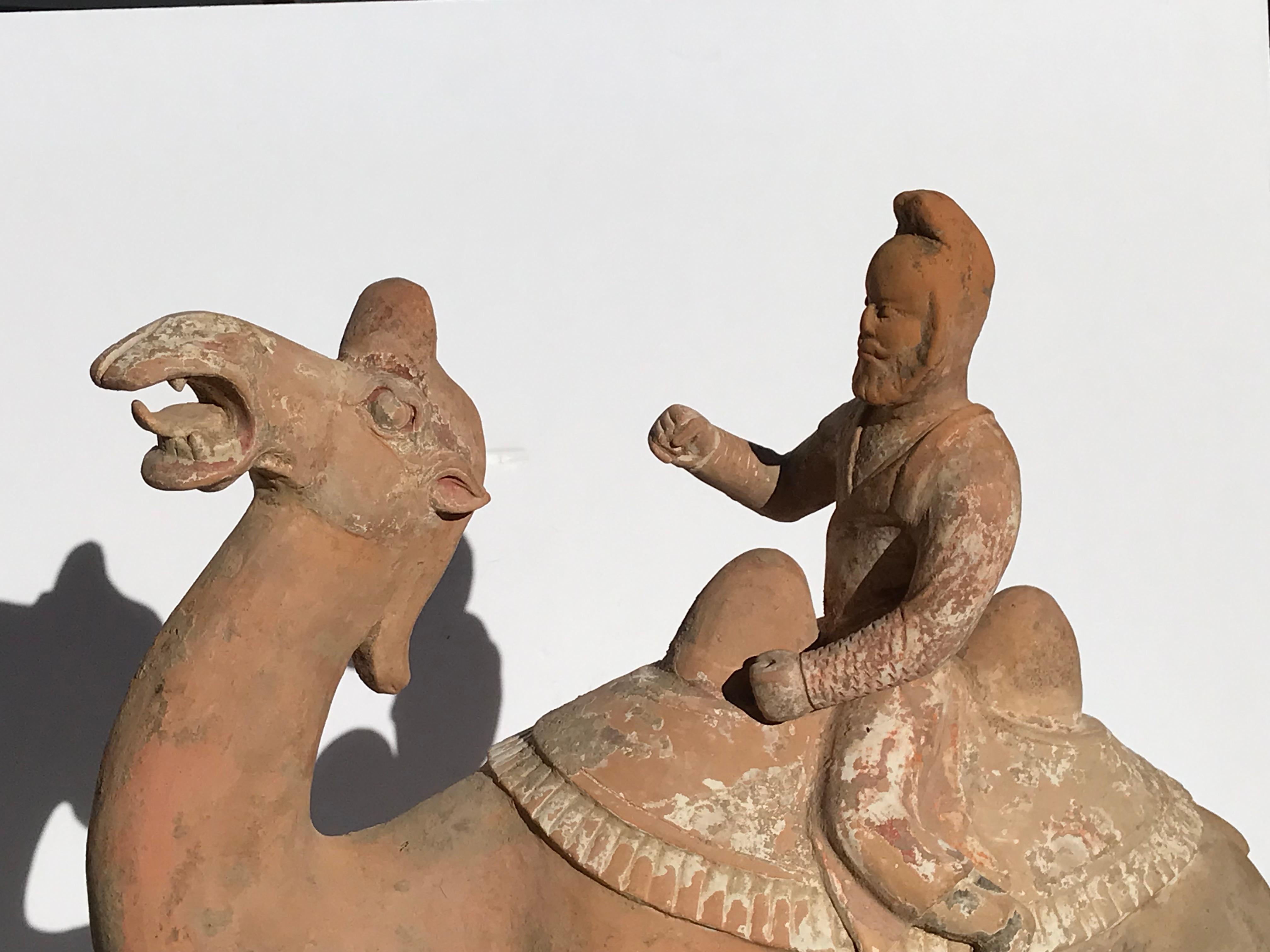 Chinois Grande sculpture en poterie de la dynastie Tang Dynasty Bactrian Camel and Rider en vente