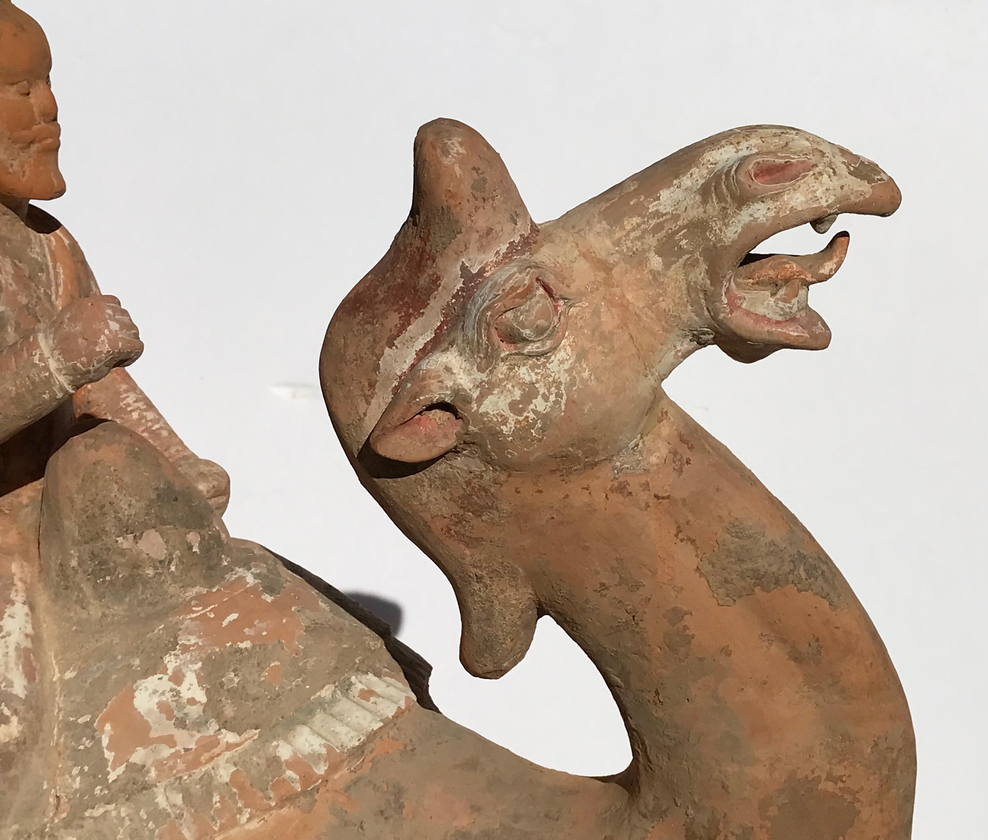 Poteries Grande sculpture en poterie de la dynastie Tang Dynasty Bactrian Camel and Rider en vente