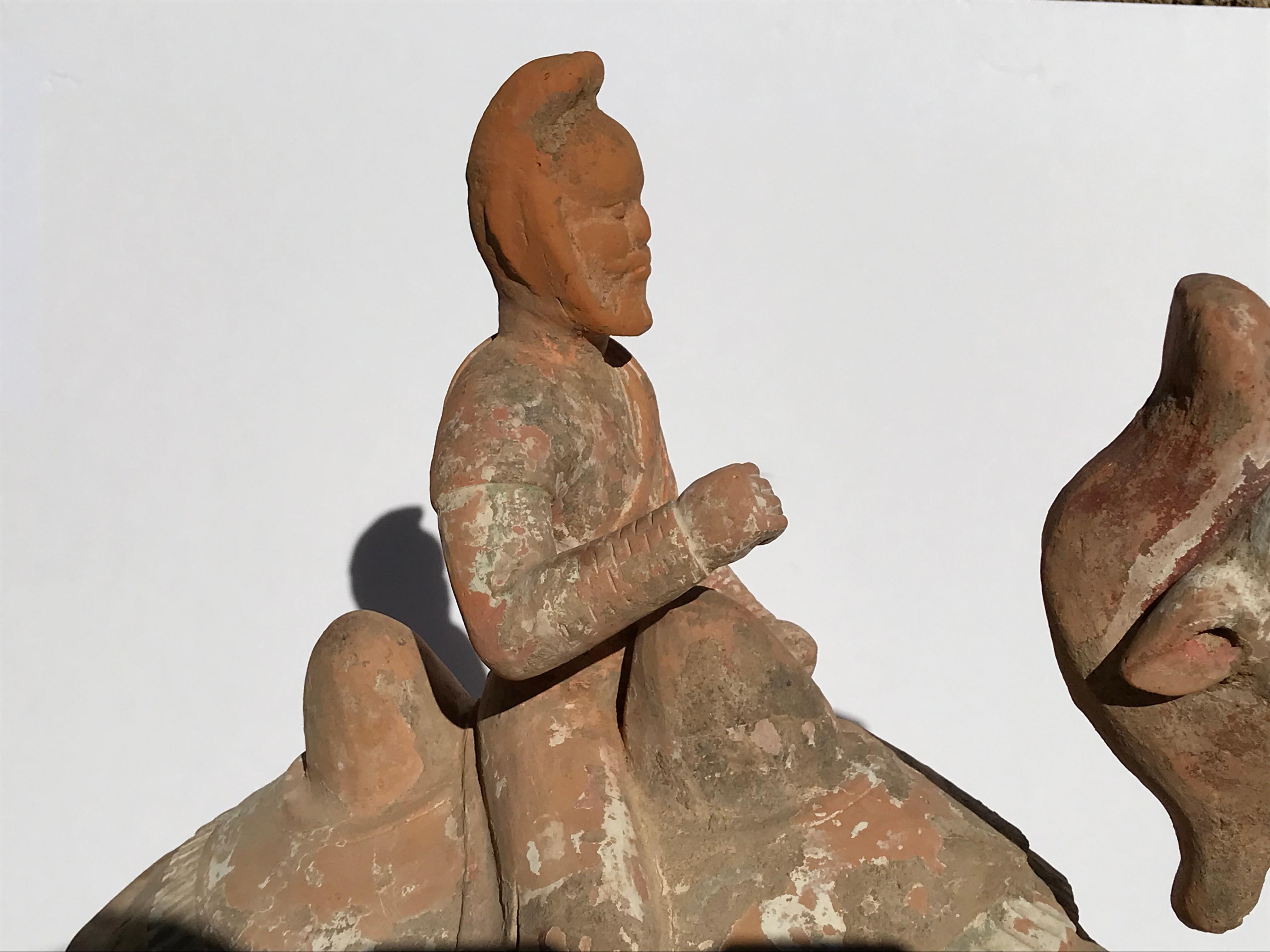 Grande sculpture en poterie de la dynastie Tang Dynasty Bactrian Camel and Rider en vente 1