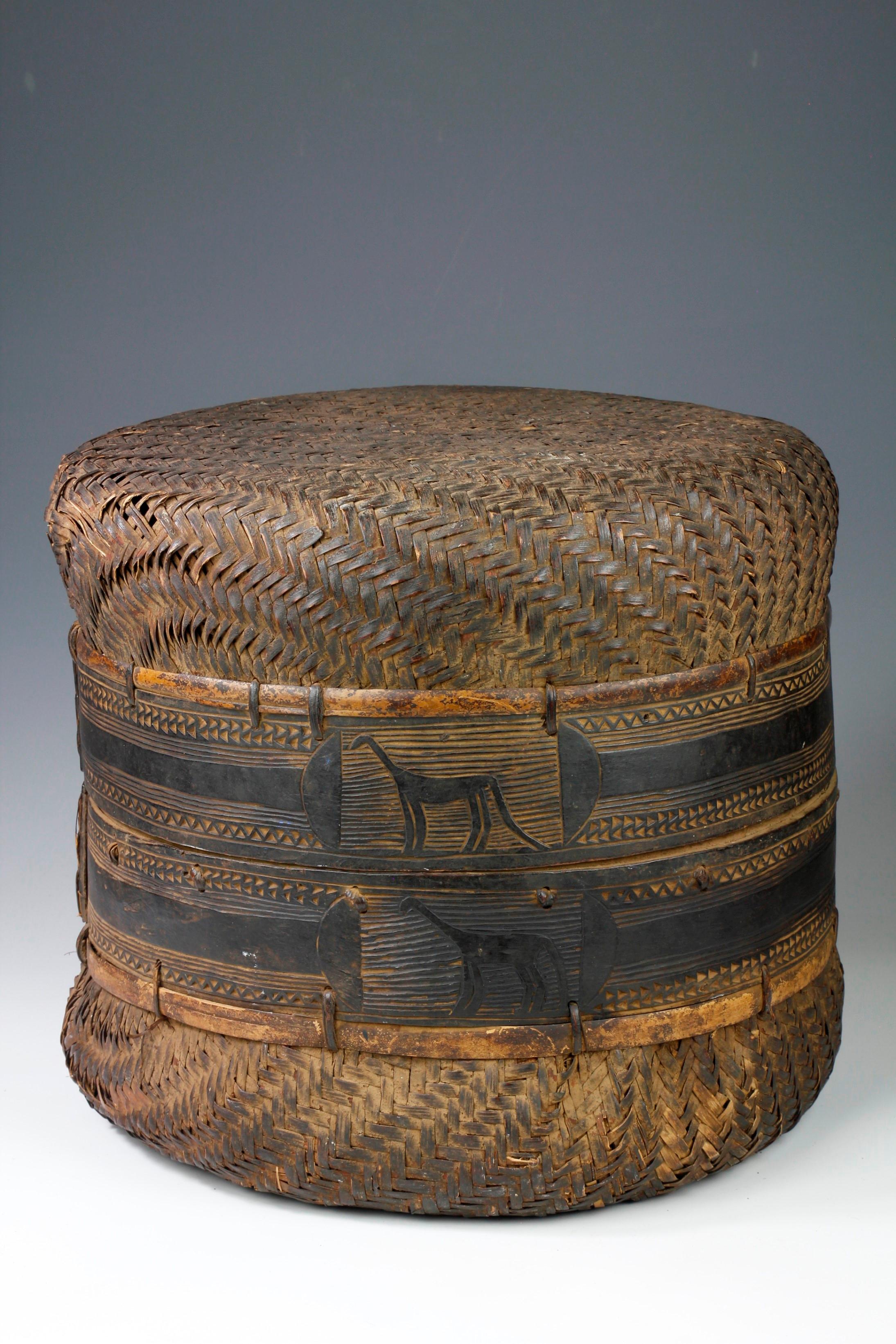 Large Tanzanian Wagogo Woven Storage Basket With Beautiful Animal Decorations In Good Condition For Sale In London, GB
