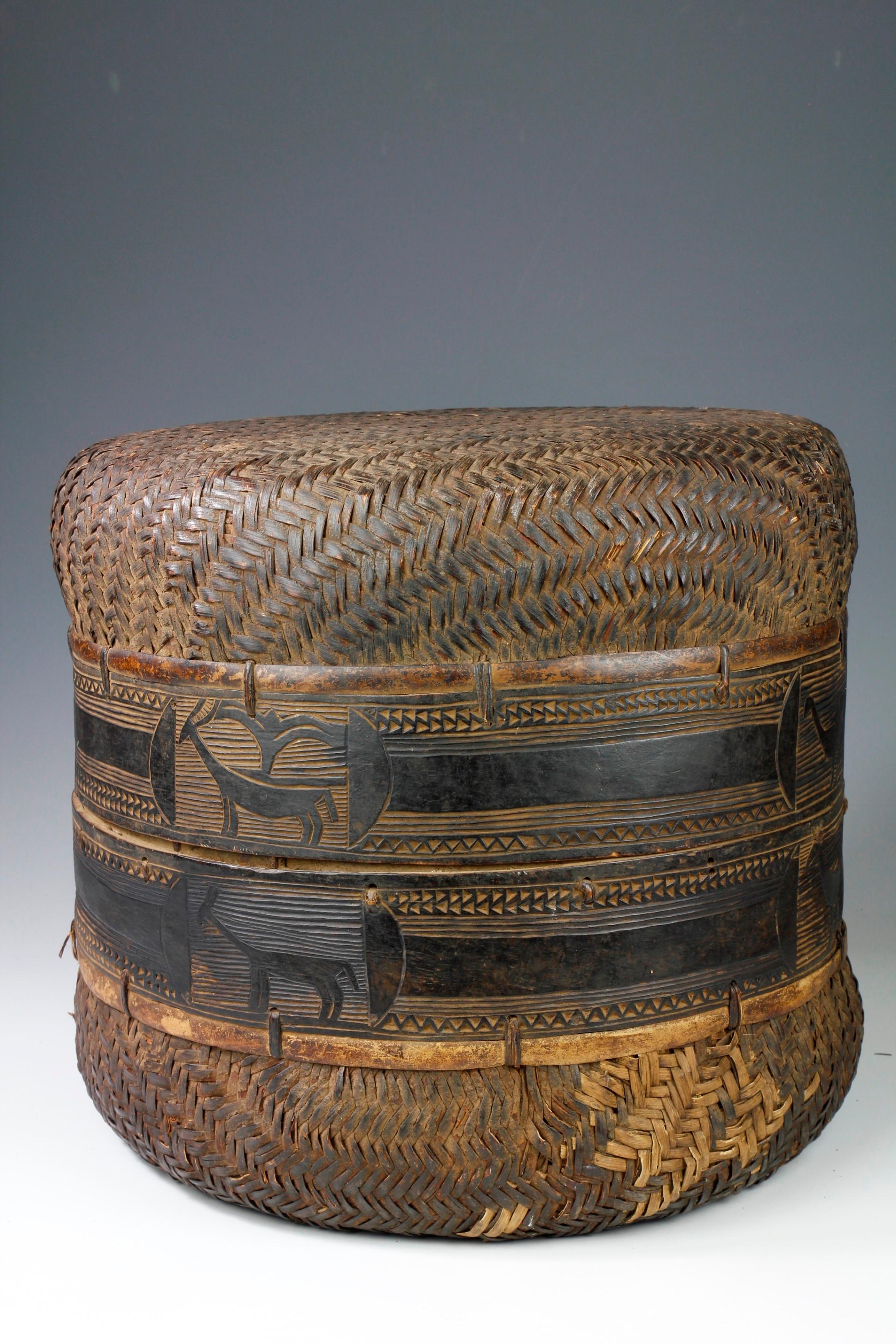 20th Century Large Tanzanian Wagogo Woven Storage Basket With Beautiful Animal Decorations For Sale