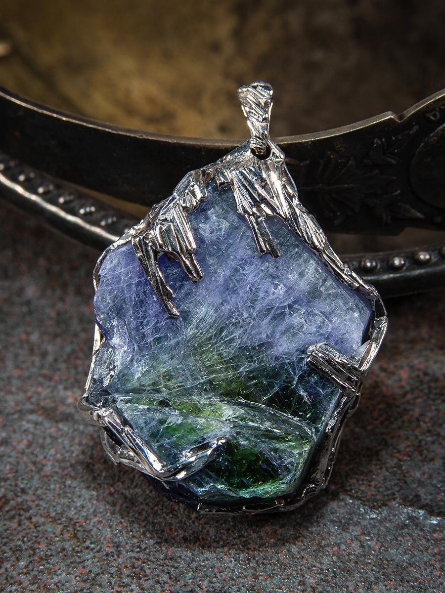 Grand collier de tanzanite argenté, pendentif unique Lord of the Rings Art en vente 5