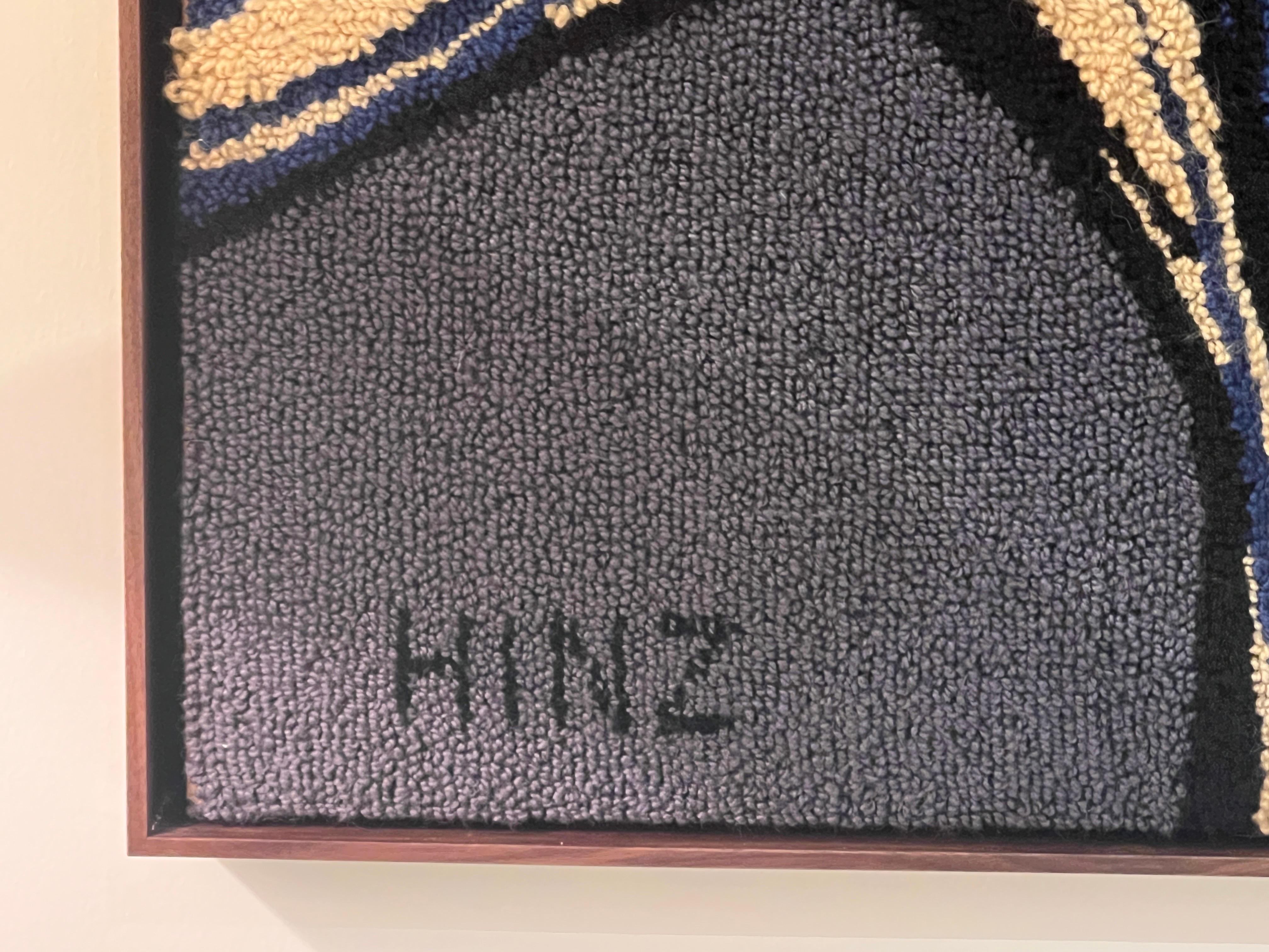Une tapisserie à grande échelle réalisée par Bill et Jay Hinz. Cette œuvre a été commandée par Playboy dans les années 1960. Nouveau cadre en noyer huilé. 