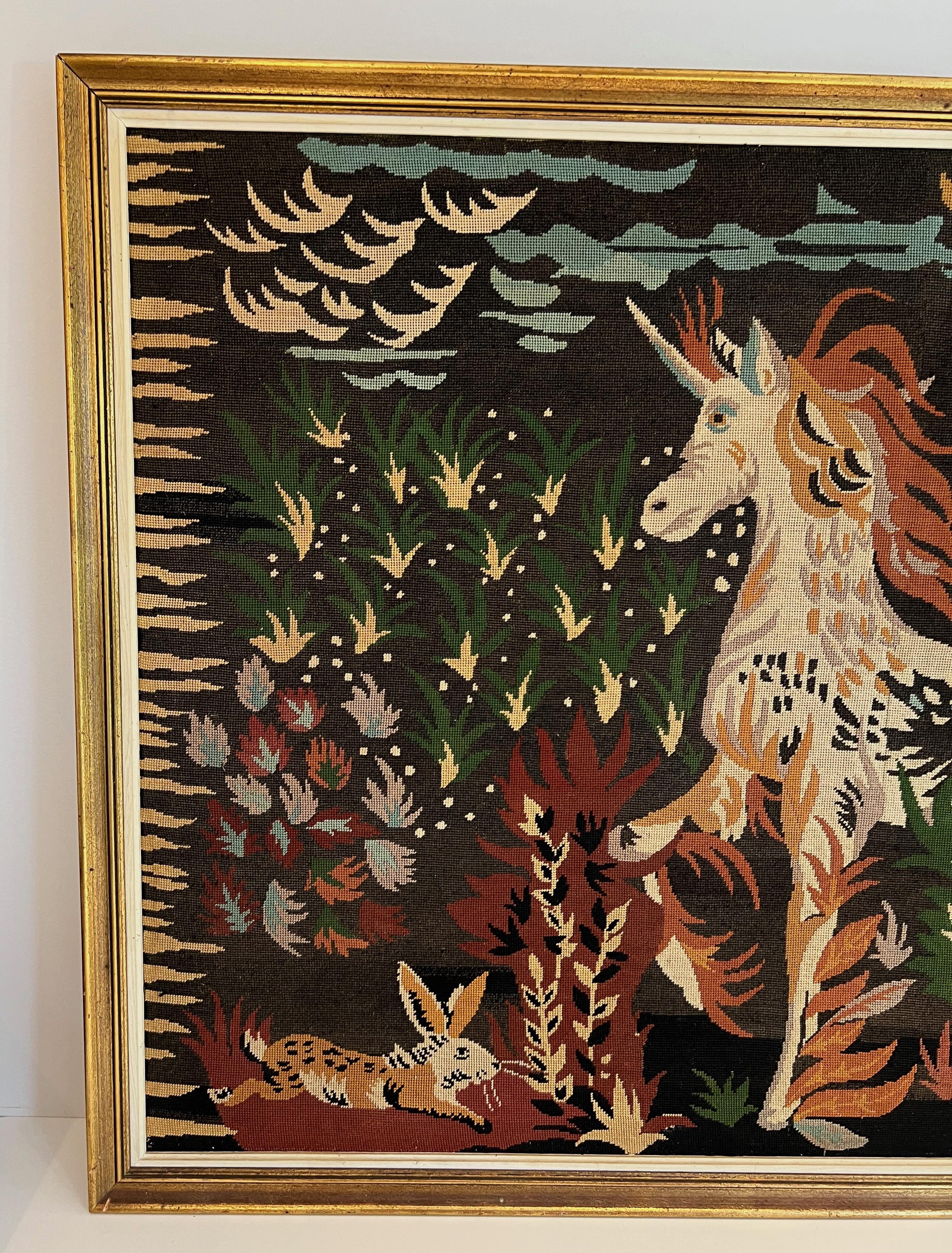 Questo grande arazzo molto bello e decorativo rappresenta un unicorno. Si tratta di un'opera francese firmata MO. Circa 1950