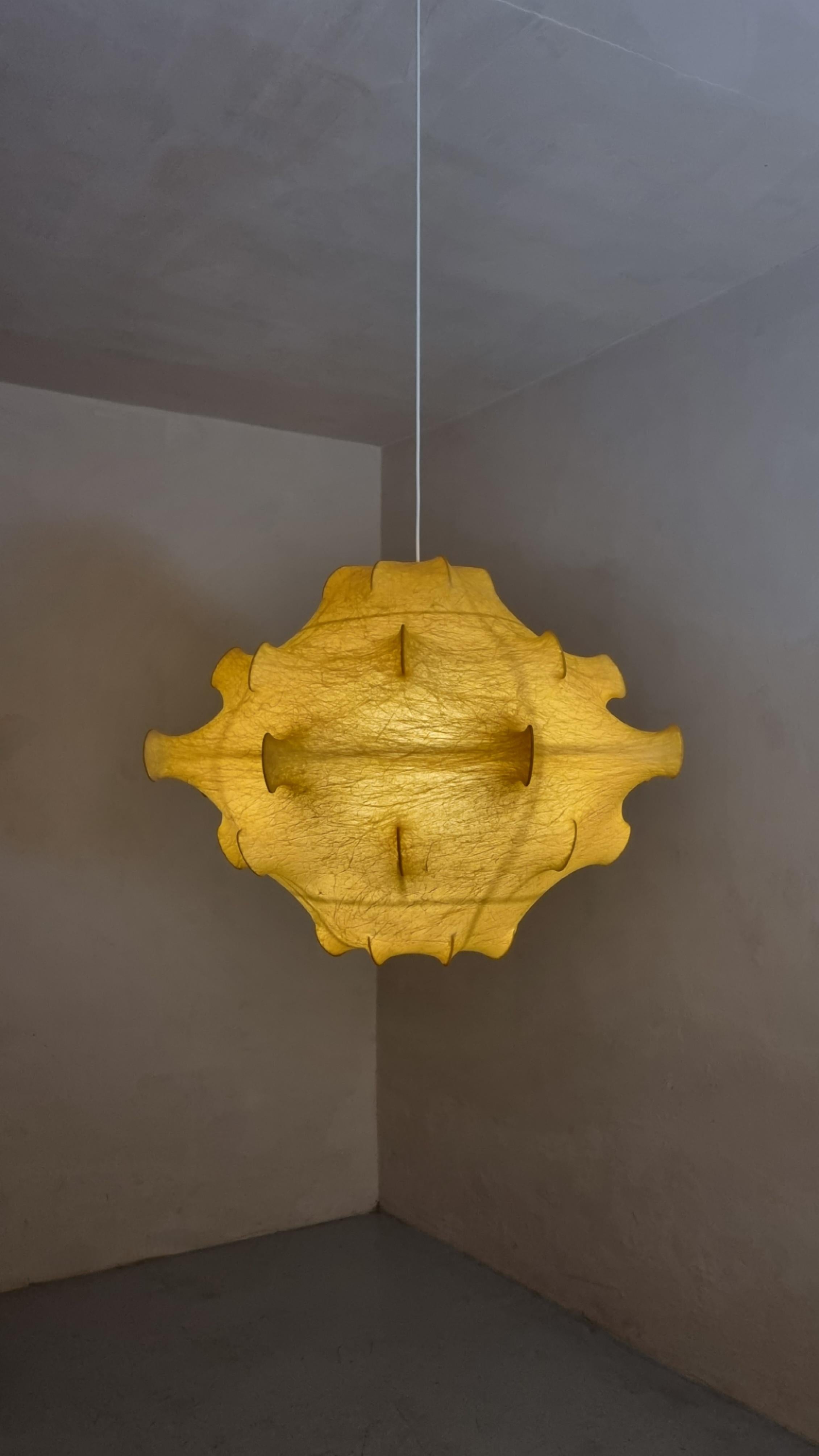 Large Taraxacum 2 ceiling lamp designed by Achille and Pier Giacomo Castiglioni for Flos, 1960.
Internal structure in white painted steel, sprayed with special resin cocoon, first production in excellent condition, measures 90 cm (35.4 inc) and 64