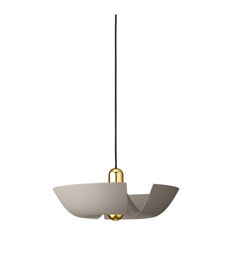 Grande lampe suspendue contemporaine taupe et or 
Dimensions : Diamètre 45 x H 18 cm 
Matériaux : Aluminium avec revêtement en poudre. Détails plaqués laiton, prise en porcelaine, interrupteur en plastique et cordon en textile noir. 
Détails : Pour