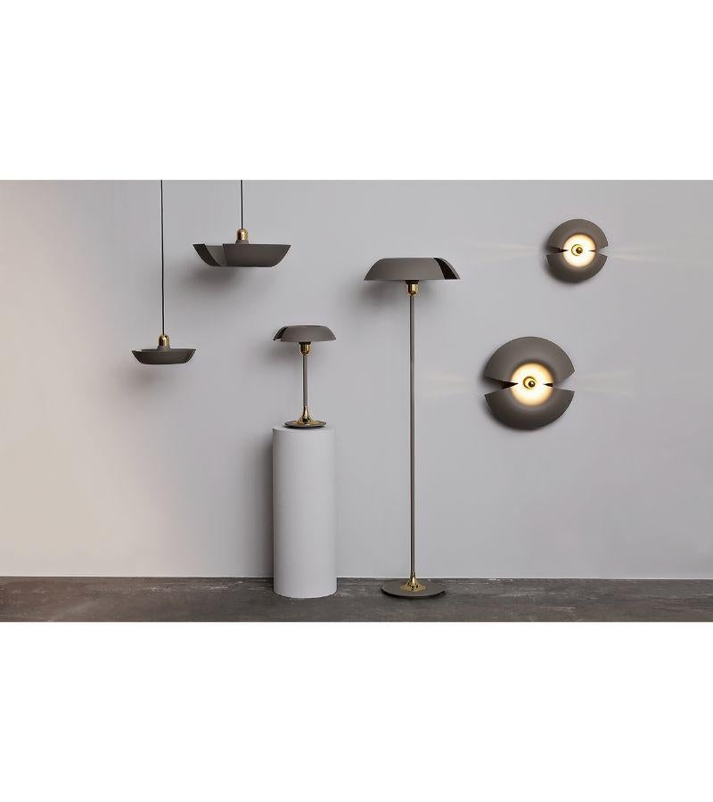 Grande lampe suspendue contemporaine taupe et or  Neuf - En vente à Geneve, CH