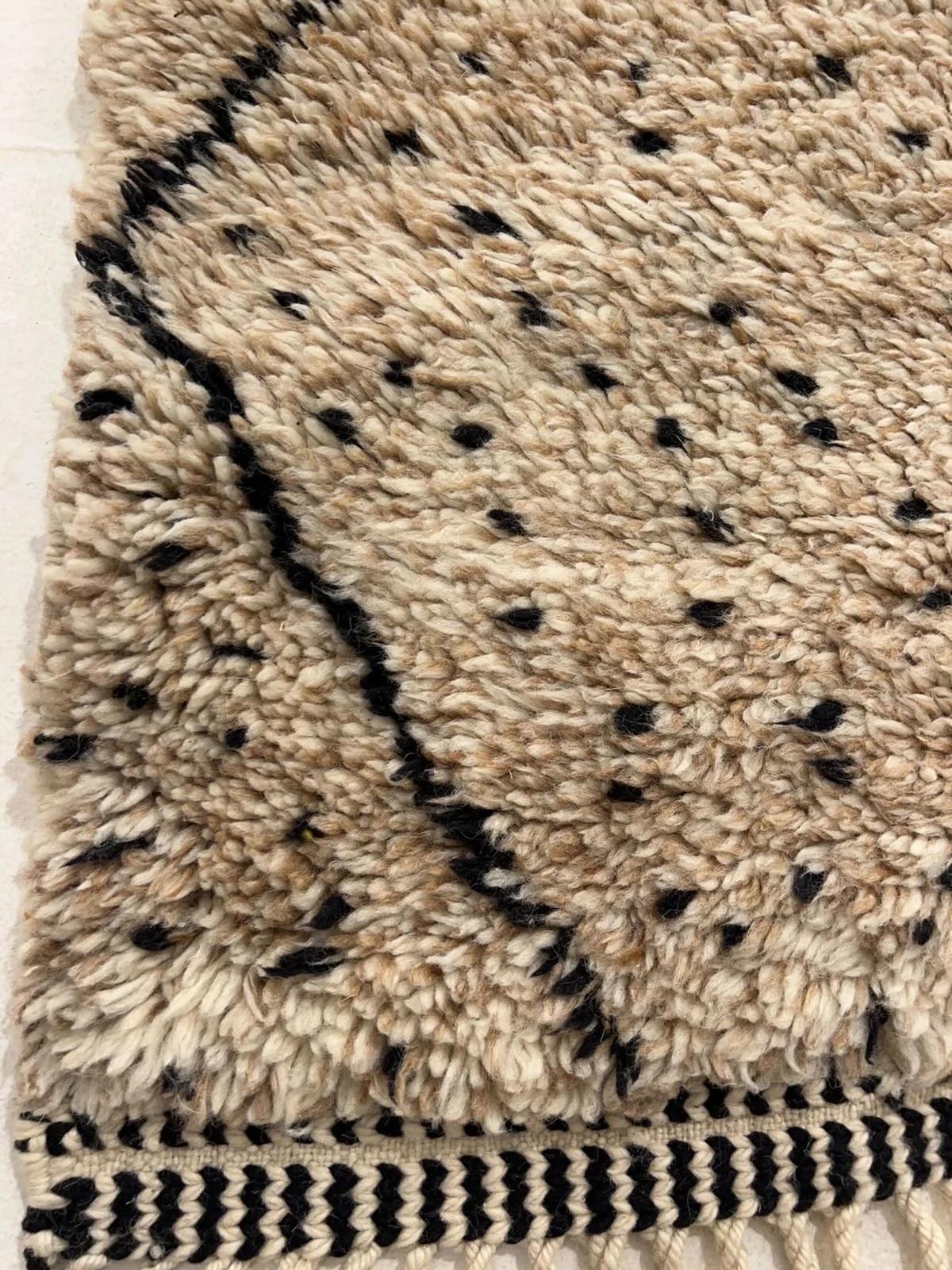 Grande Tappeto Beni M'Rirt in lana marocchina moderna color taupe con design astratto a linee nere in vendita 3