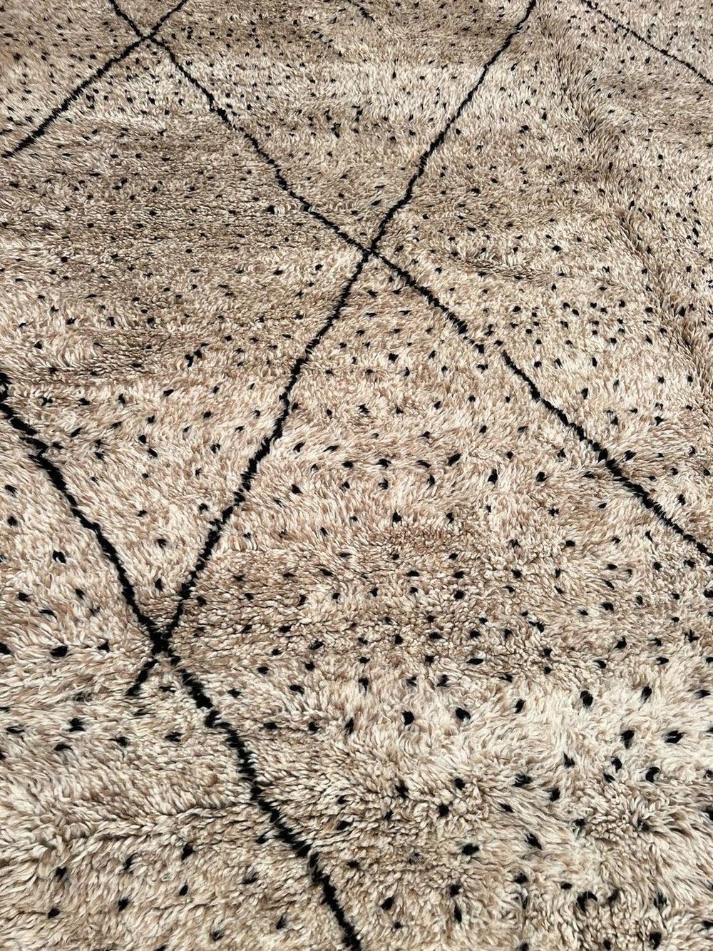 Grande Tappeto Beni M'Rirt in lana marocchina moderna color taupe con design astratto a linee nere in vendita 4