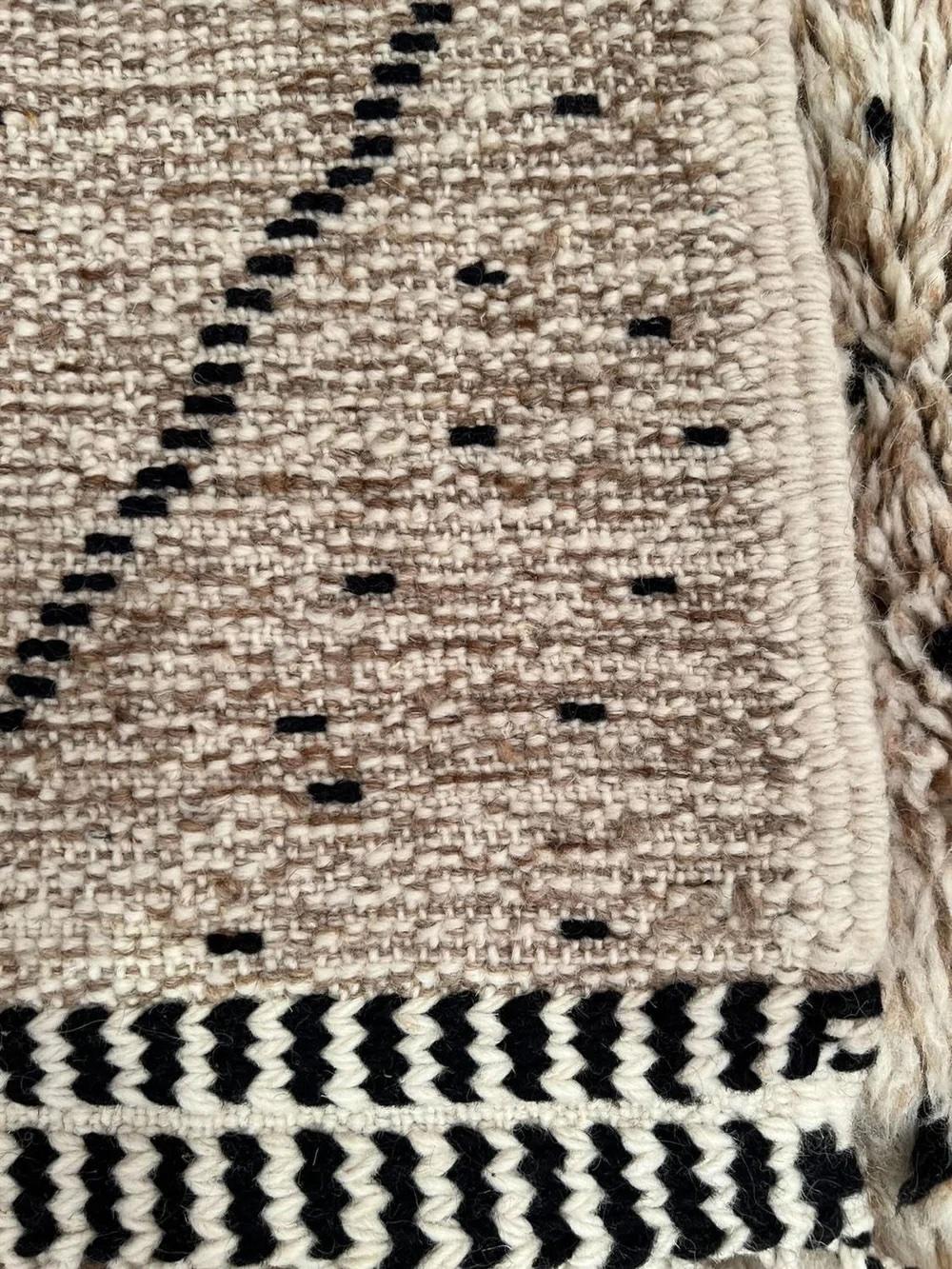 Grande Tappeto Beni M'Rirt in lana marocchina moderna color taupe con design astratto a linee nere in vendita 7