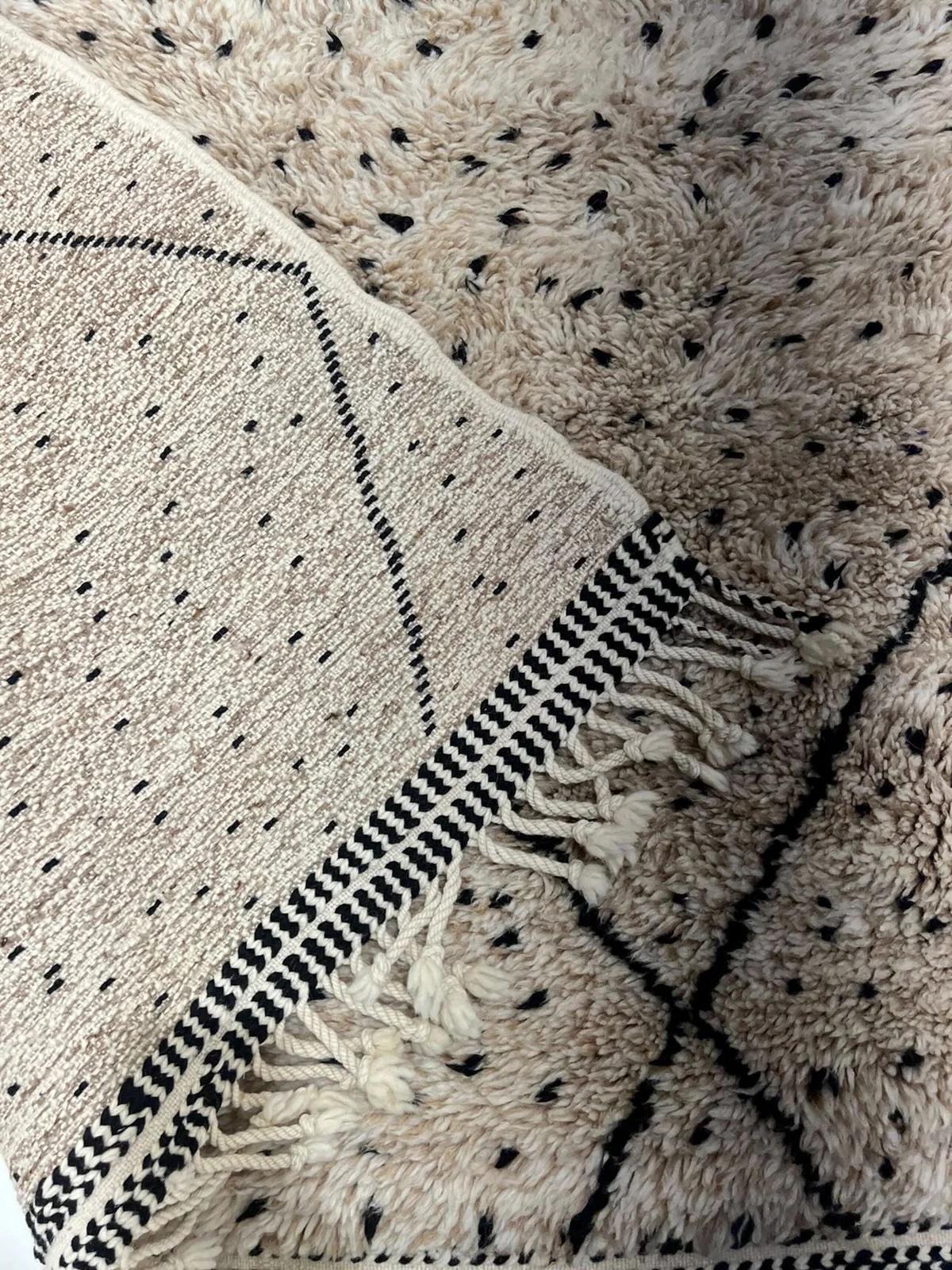 Grande Tappeto Beni M'Rirt in lana marocchina moderna color taupe con design astratto a linee nere in vendita 8