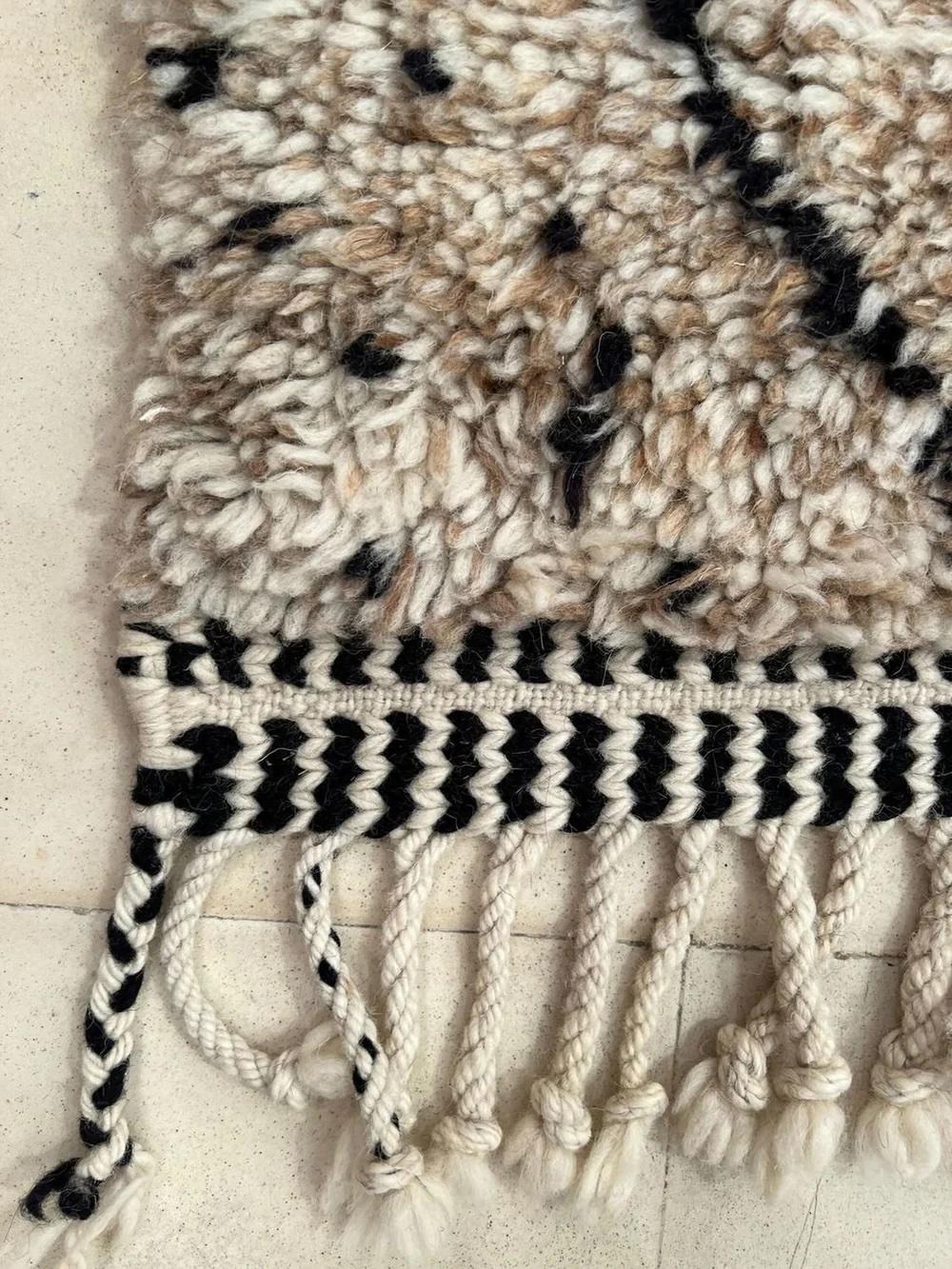 Grande Tappeto Beni M'Rirt in lana marocchina moderna color taupe con design astratto a linee nere in vendita 9