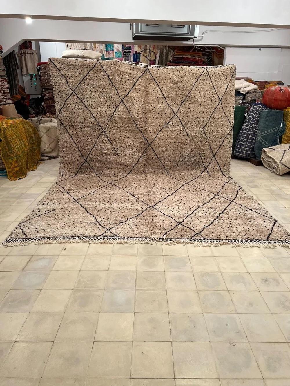 Questo grande tappeto marocchino neutro color tortora è stato realizzato a mano da abili artigiani nelle montagne dell'Atlante utilizzando la lana M'Rirt della migliore qualità. È impressionante sia per le dimensioni che per il design ed è un pezzo
