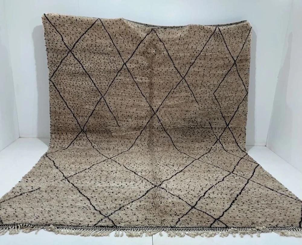 Moderno Grande Tappeto Beni M'Rirt in lana marocchina moderna color taupe con design astratto a linee nere in vendita