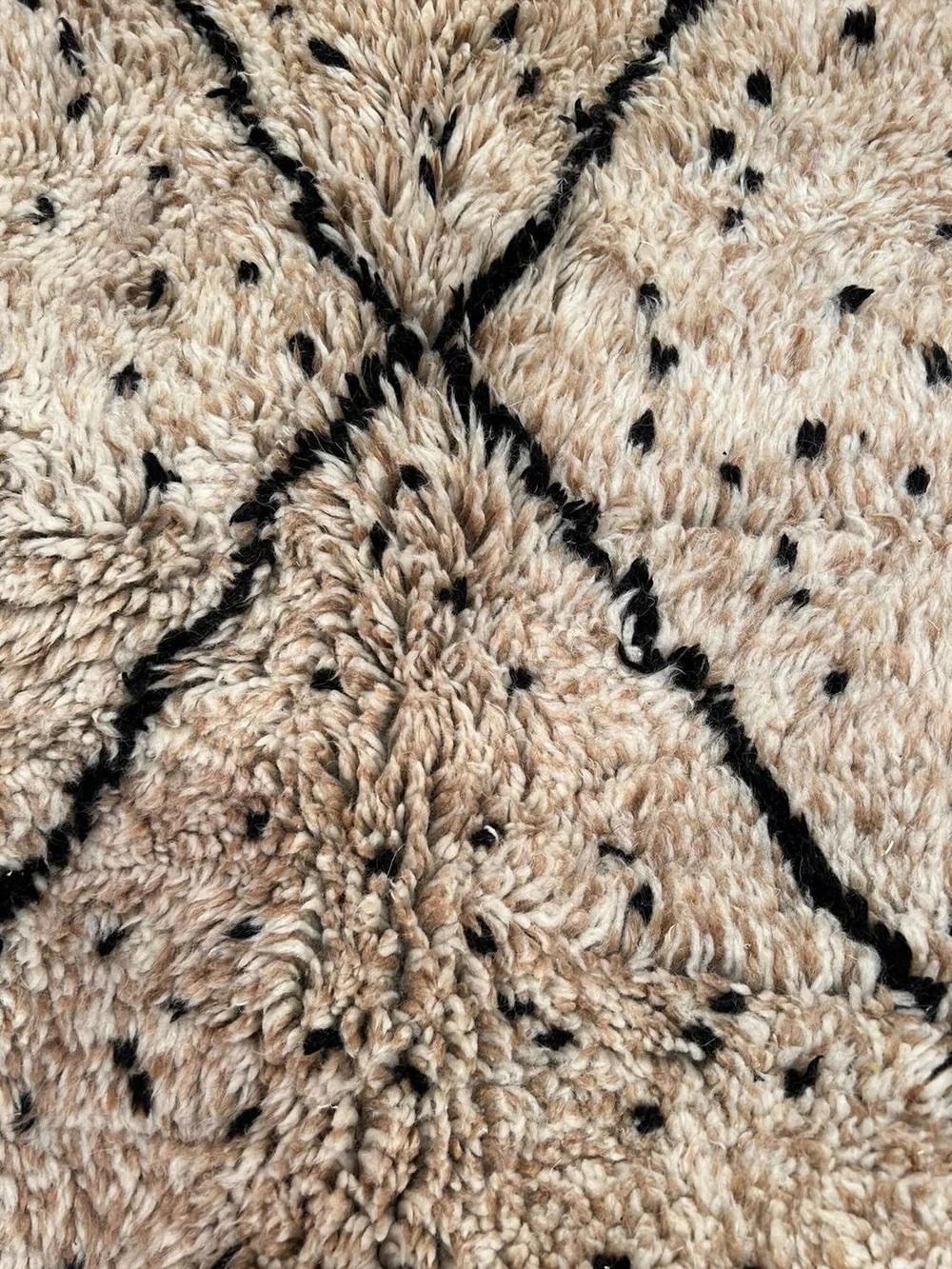 Marocchino Grande Tappeto Beni M'Rirt in lana marocchina moderna color taupe con design astratto a linee nere in vendita