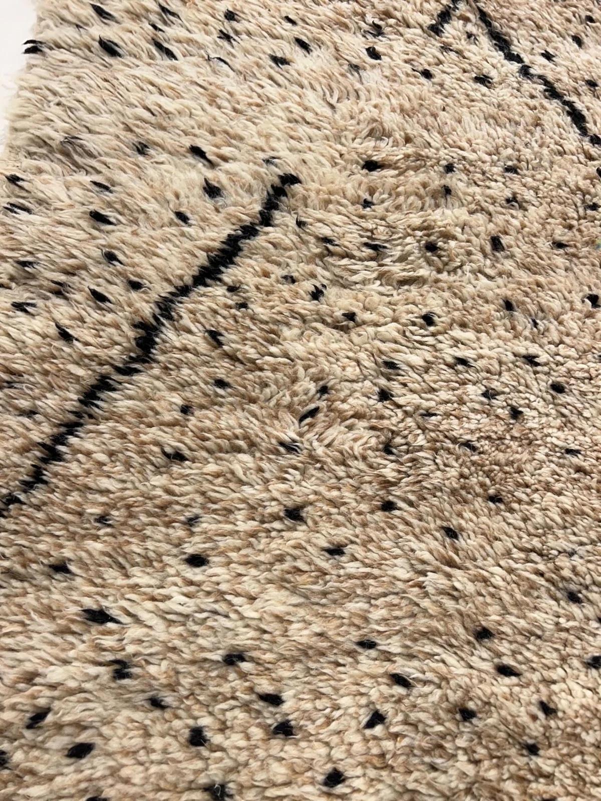 Tessuto Grande Tappeto Beni M'Rirt in lana marocchina moderna color taupe con design astratto a linee nere in vendita