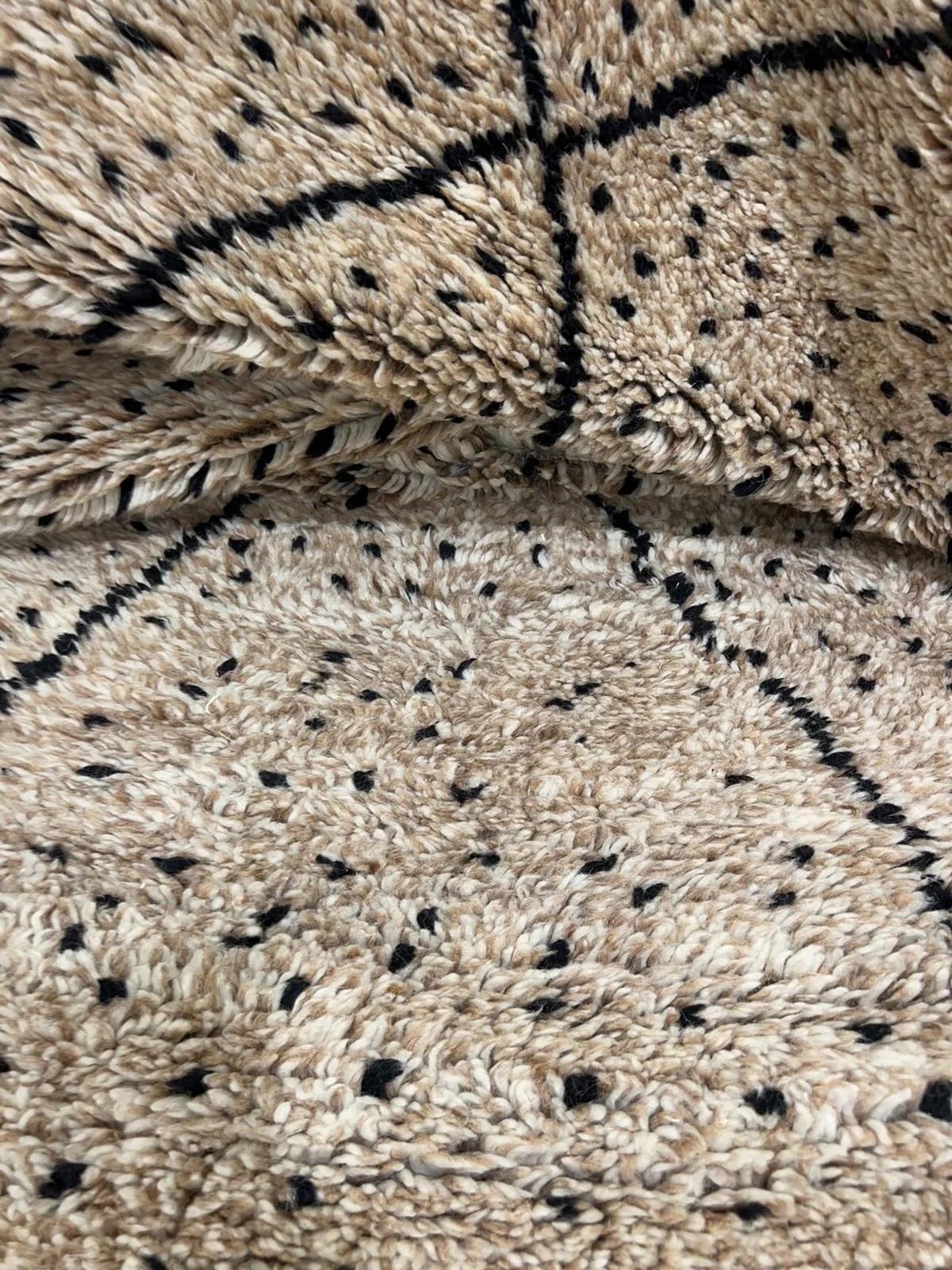 Grande Tappeto Beni M'Rirt in lana marocchina moderna color taupe con design astratto a linee nere In condizioni Nuovo in vendita a Los Angeles, CA
