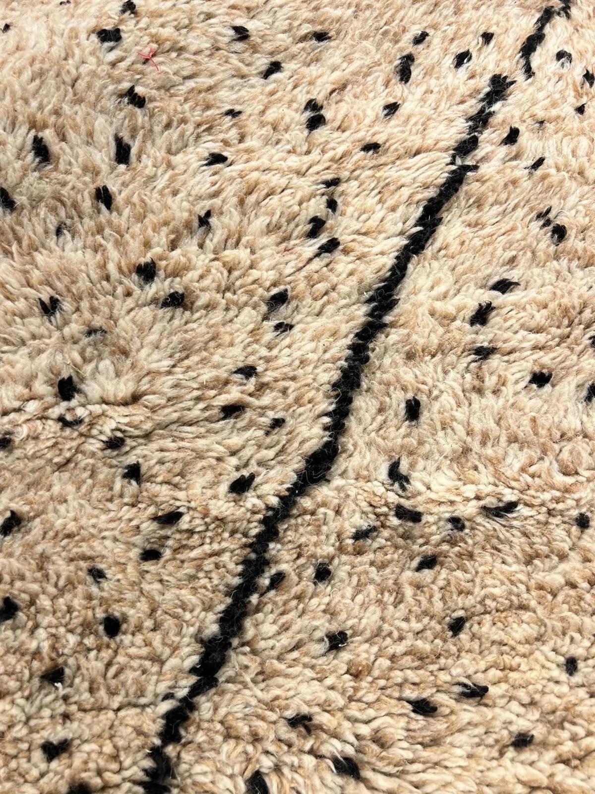 XXI secolo e contemporaneo Grande Tappeto Beni M'Rirt in lana marocchina moderna color taupe con design astratto a linee nere in vendita