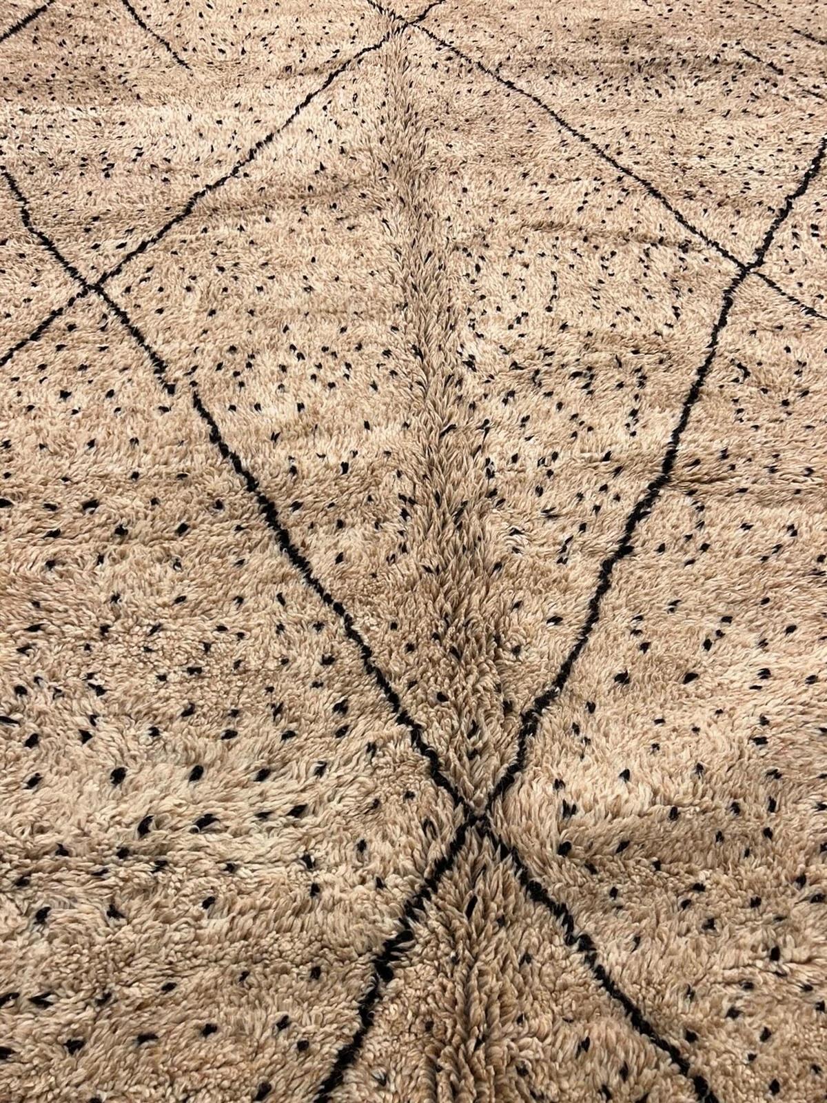 Grande Tappeto Beni M'Rirt in lana marocchina moderna color taupe con design astratto a linee nere in vendita 1