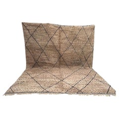 Großer Taupe Moderner Marokkanischer Wollteppich Beni M'Rirt mit abstraktem Schwarzem Line Design