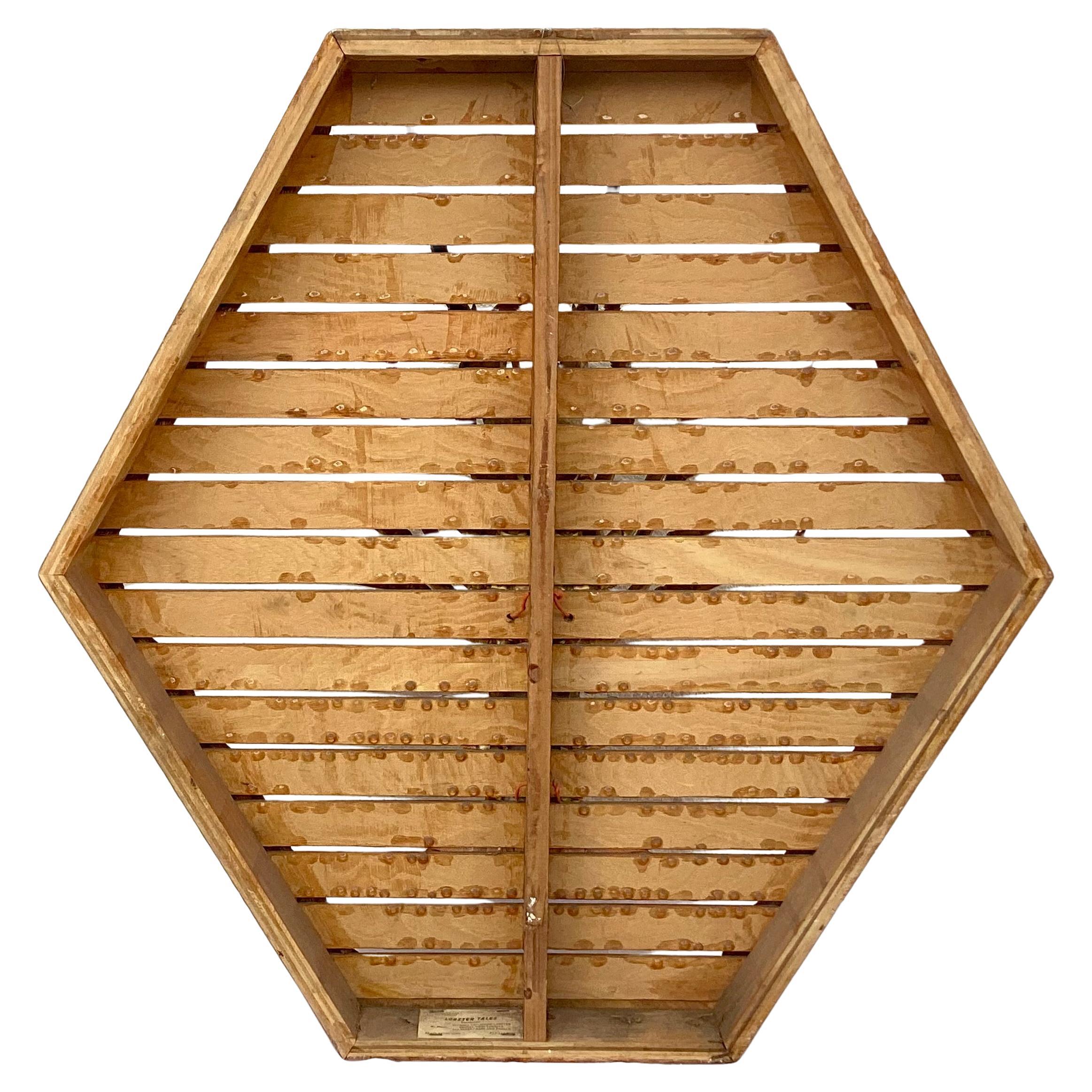 Autre Grand homard taxidermique monté sur un cadre en bois et corde de forme hexagonale en vente