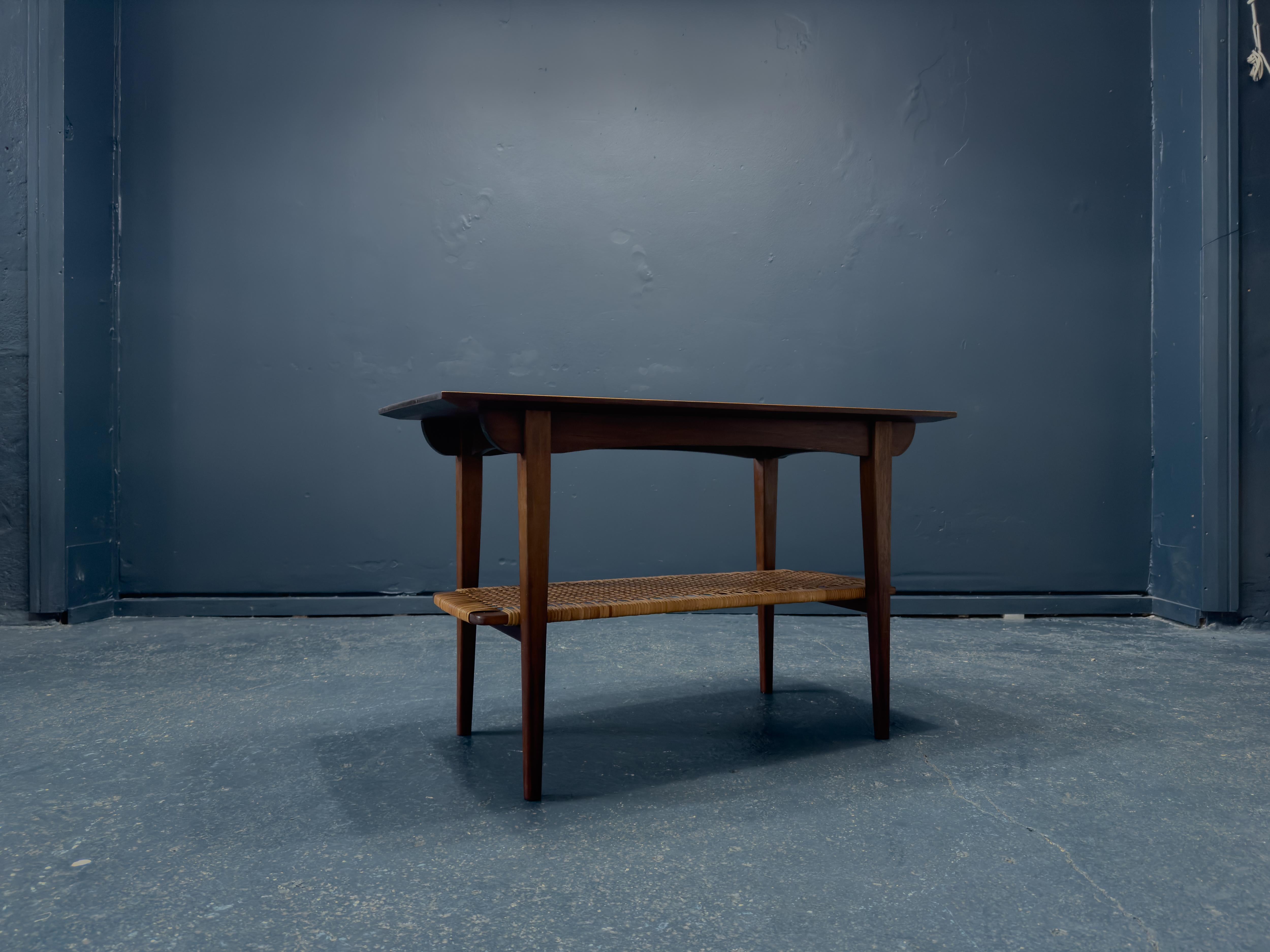 Großer Couchtisch aus Teakholz und Schilfrohr (Moderne der Mitte des Jahrhunderts) im Angebot