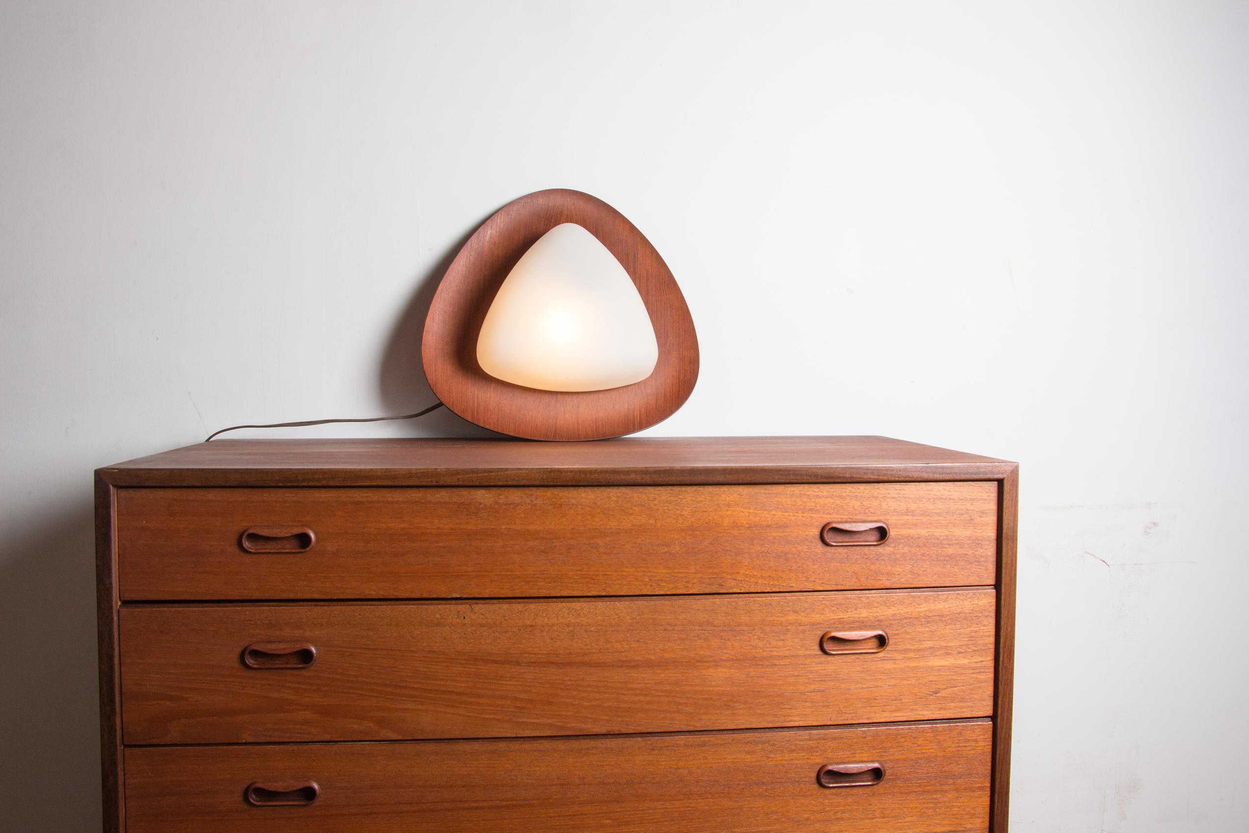 Large teak and opaline wall lamp by Goggredo Regianni 1960. In Excellent Condition For Sale In JOINVILLE-LE-PONT, FR