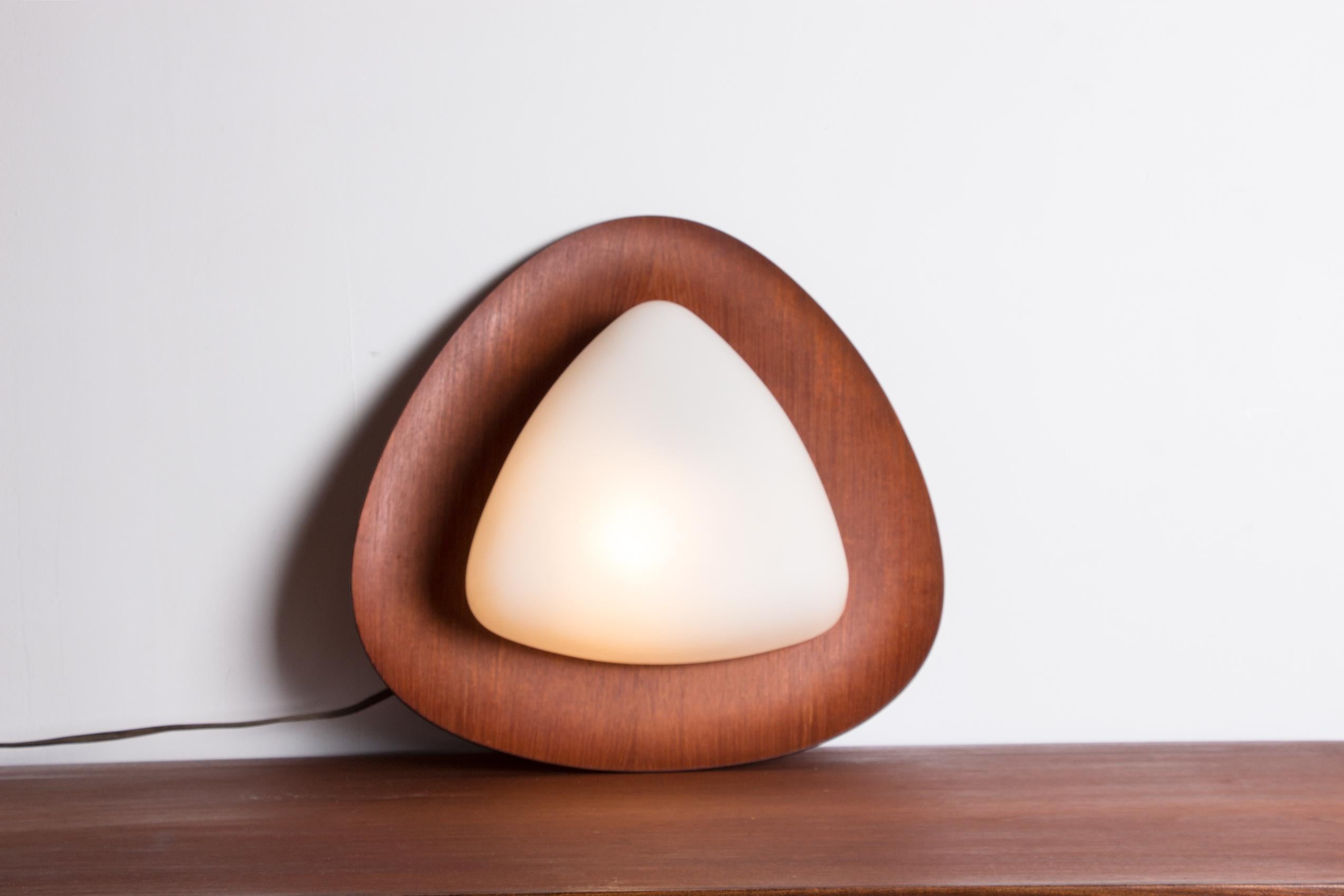 Large teak and opaline wall lamp by Goggredo Regianni 1960. For Sale 2