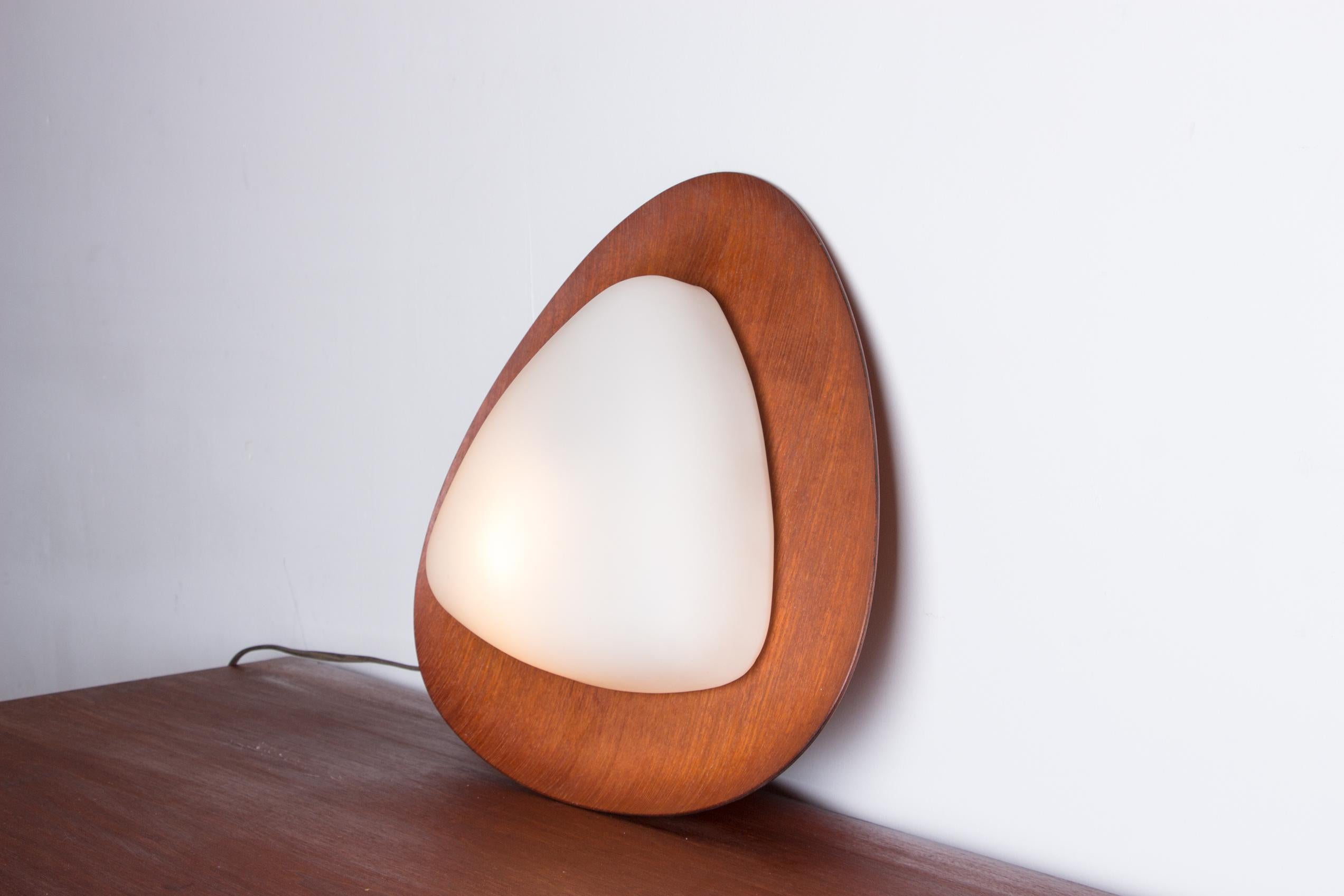 Large teak and opaline wall lamp by Goggredo Regianni 1960. For Sale 3