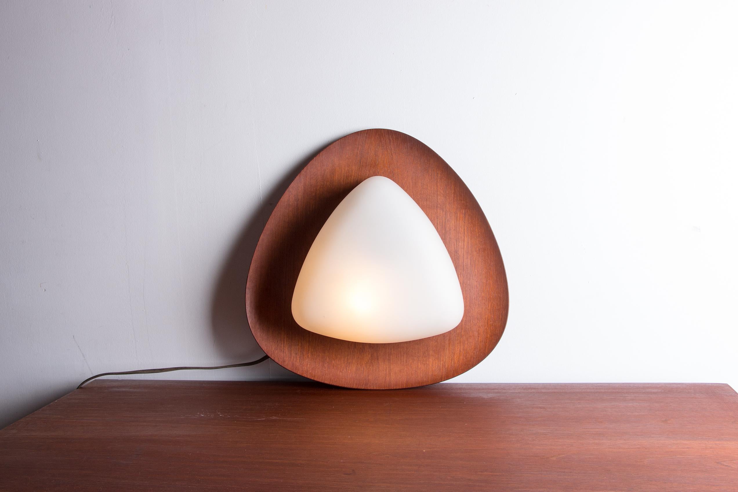 Large teak and opaline wall lamp by Goggredo Regianni 1960. For Sale 4