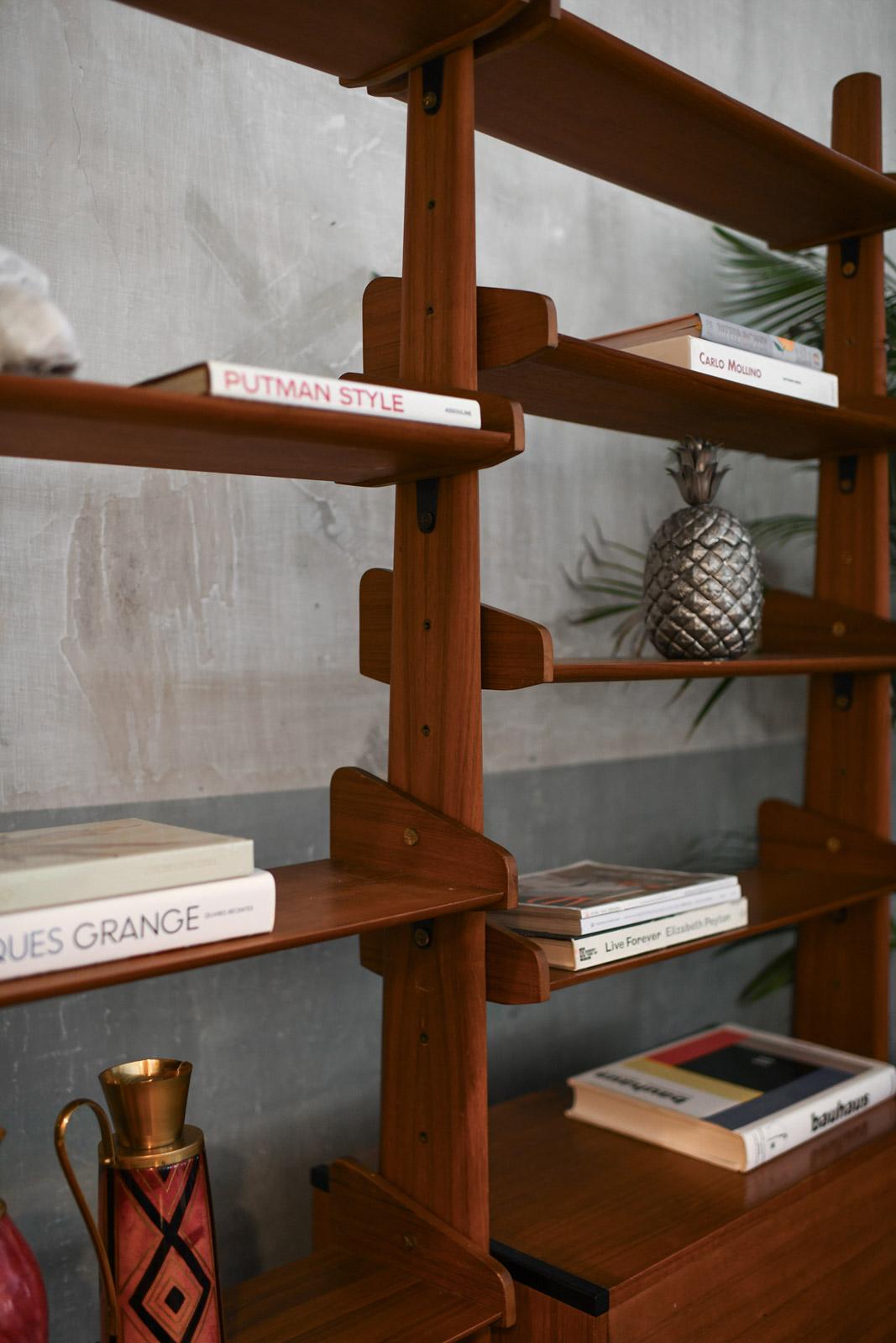 Large Teak Bookcase with Shelves, Drawers, and Brass feet. Italy 1960 In Good Condition For Sale In Roma, RM