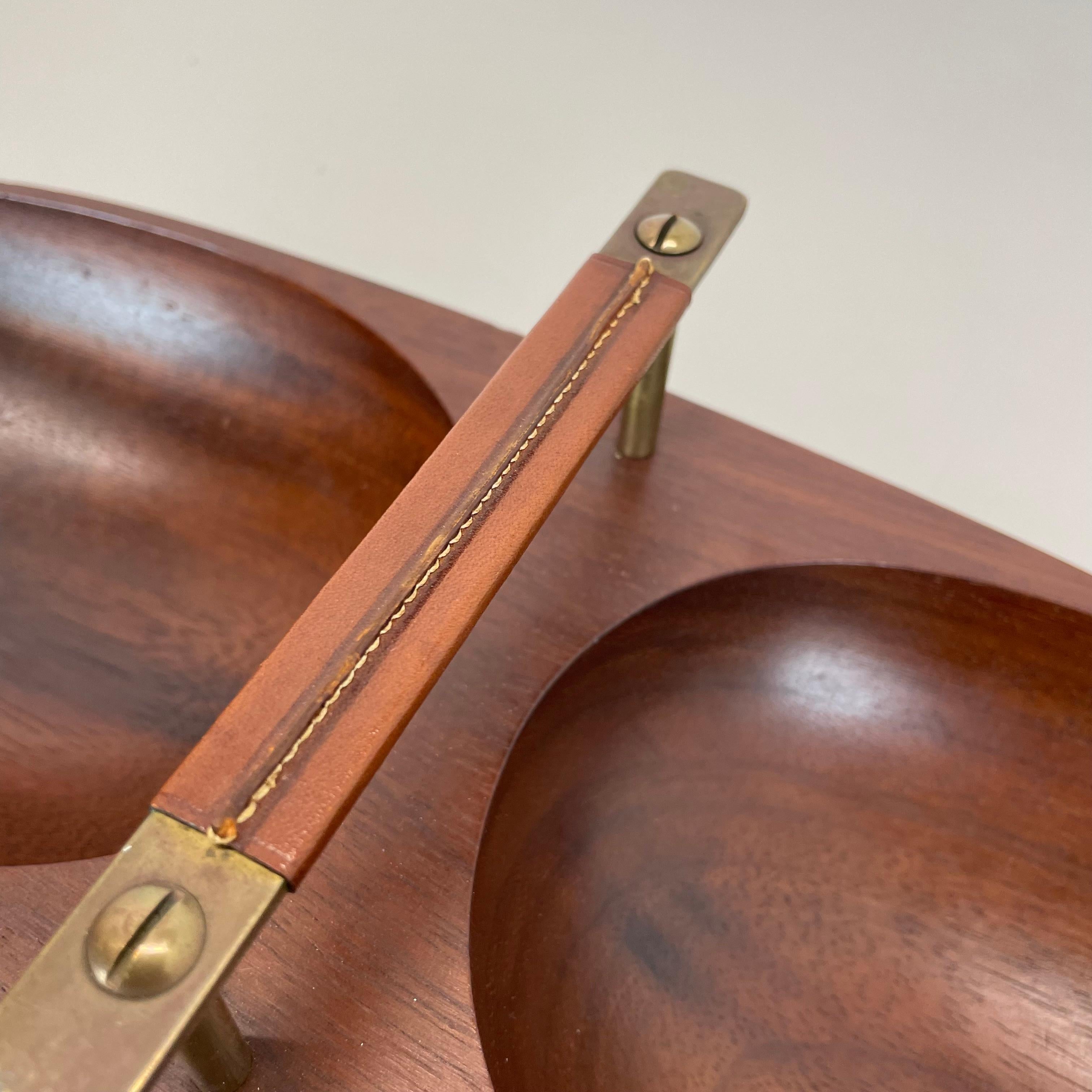Grande ciotola in teak con manico in ottone e pelle di Carl Auböck, Austria, anni '50 in vendita 3