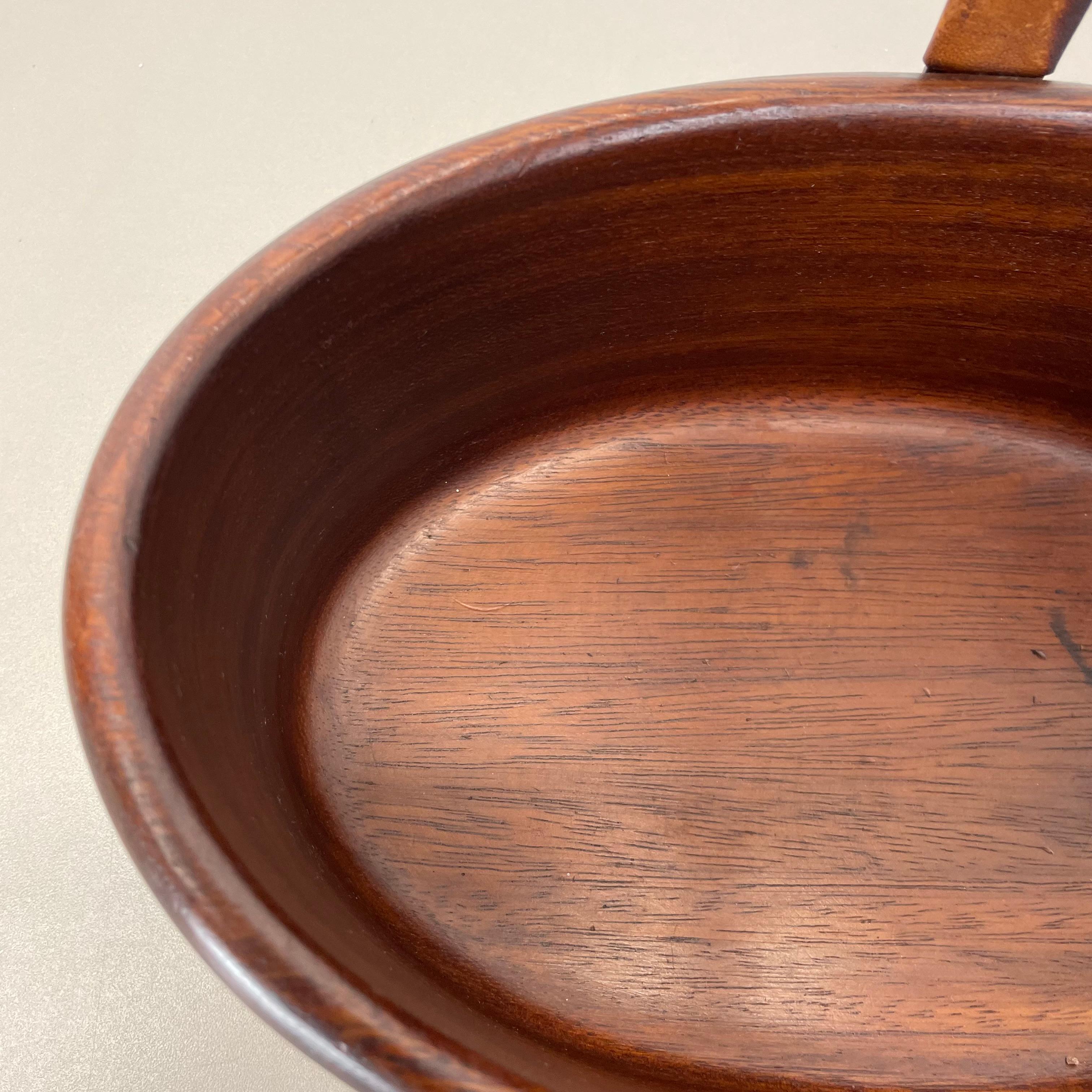 Grande ciotola in teak con manico in ottone e pelle di Carl Auböck, Austria, anni '50 in vendita 3