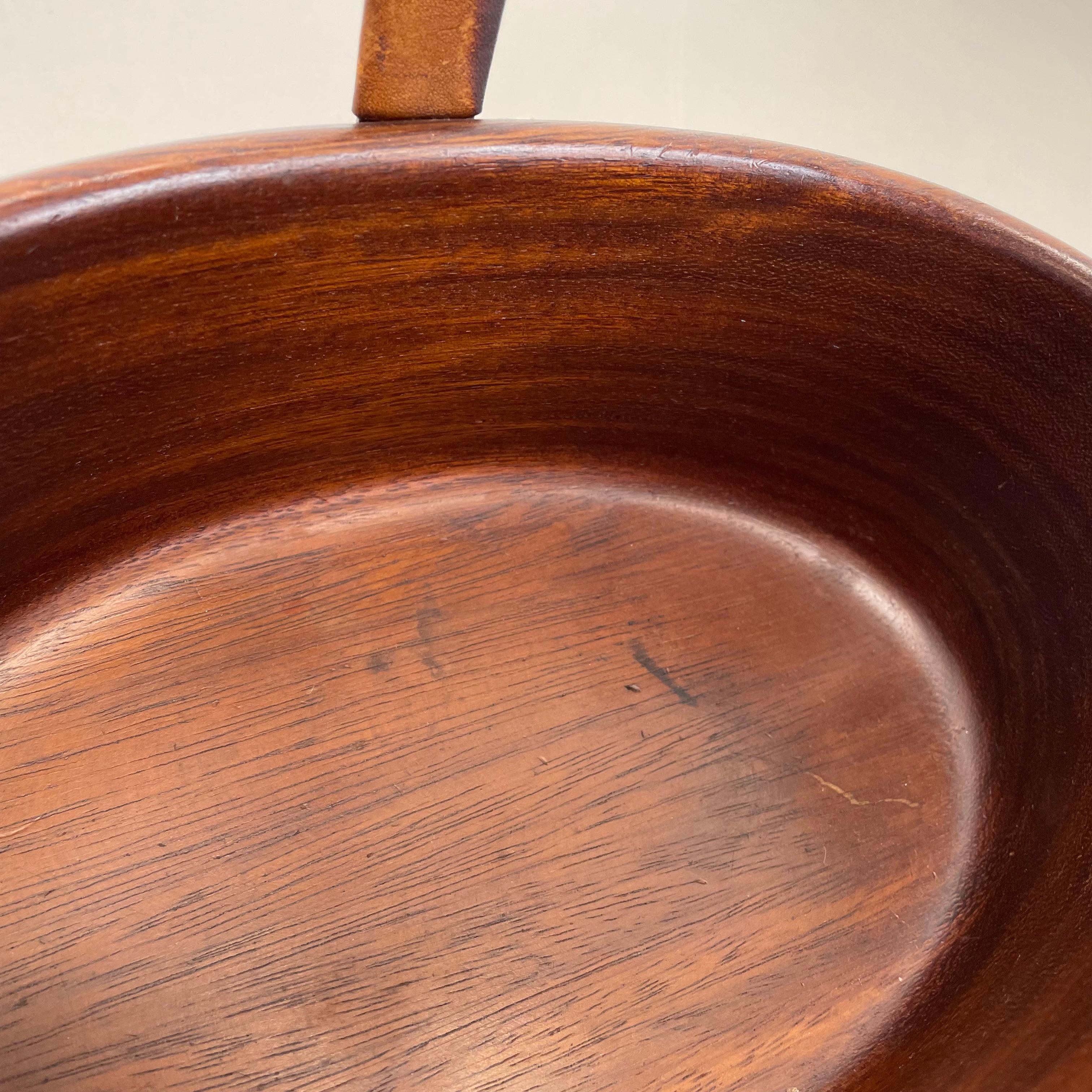 Grande ciotola in teak con manico in ottone e pelle di Carl Auböck, Austria, anni '50 in vendita 4