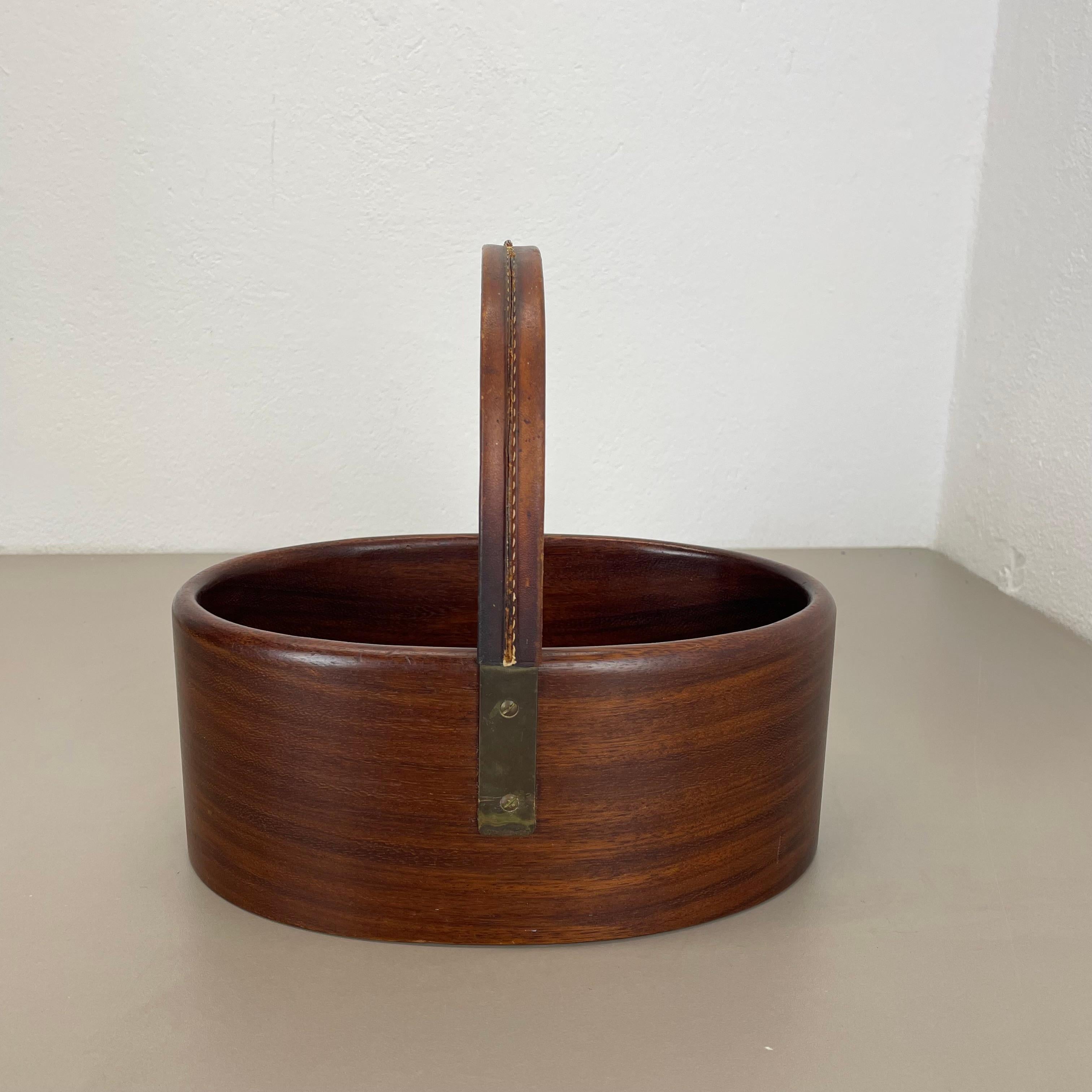 Grande ciotola in teak con manico in ottone e pelle di Carl Auböck, Austria, anni '50 in vendita 6