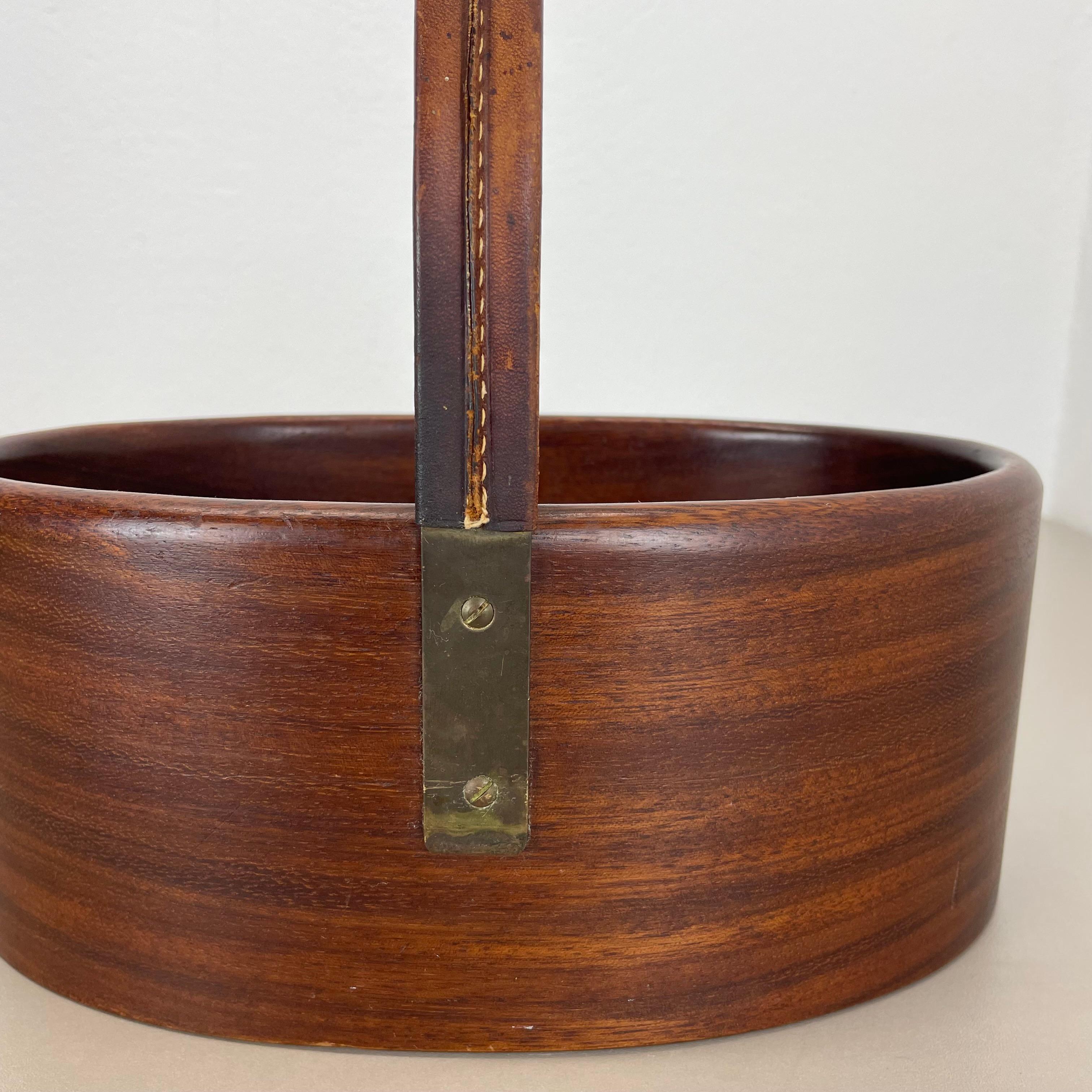 Grande ciotola in teak con manico in ottone e pelle di Carl Auböck, Austria, anni '50 in vendita 7