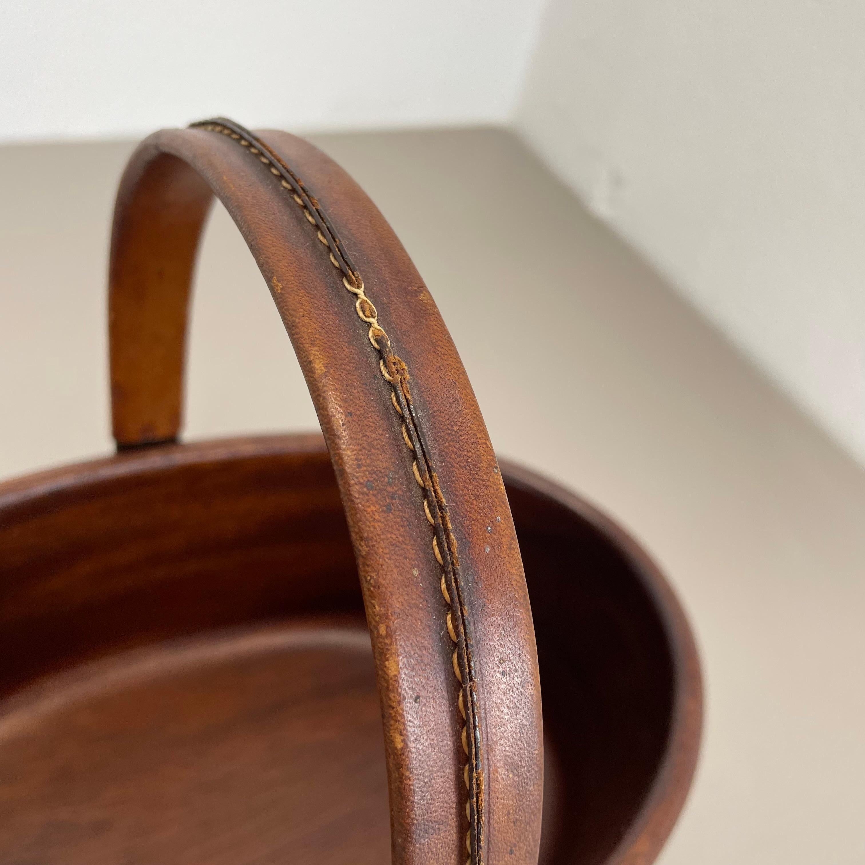 Grande ciotola in teak con manico in ottone e pelle di Carl Auböck, Austria, anni '50 in vendita 8