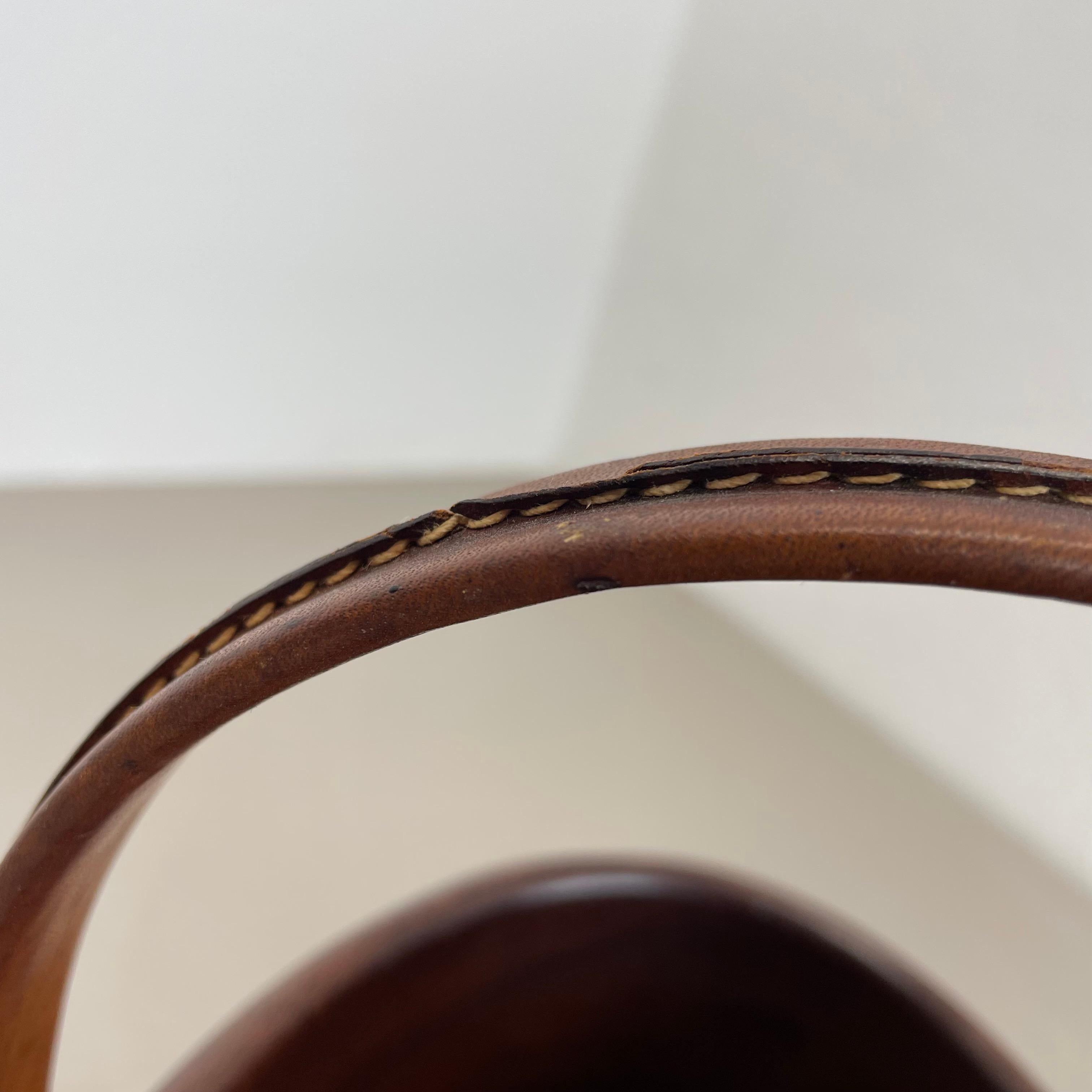Grande ciotola in teak con manico in ottone e pelle di Carl Auböck, Austria, anni '50 in vendita 11