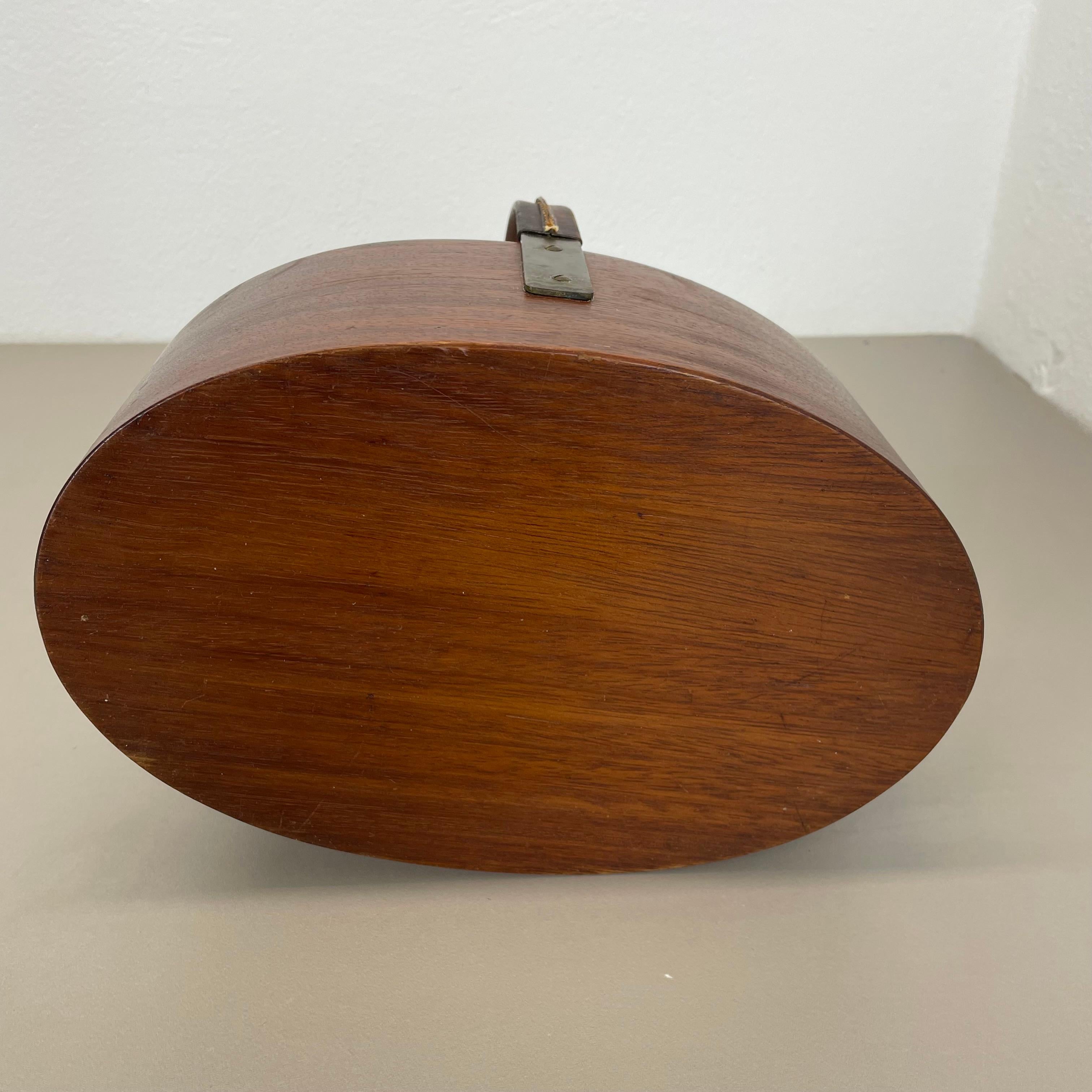 Grande ciotola in teak con manico in ottone e pelle di Carl Auböck, Austria, anni '50 in vendita 12