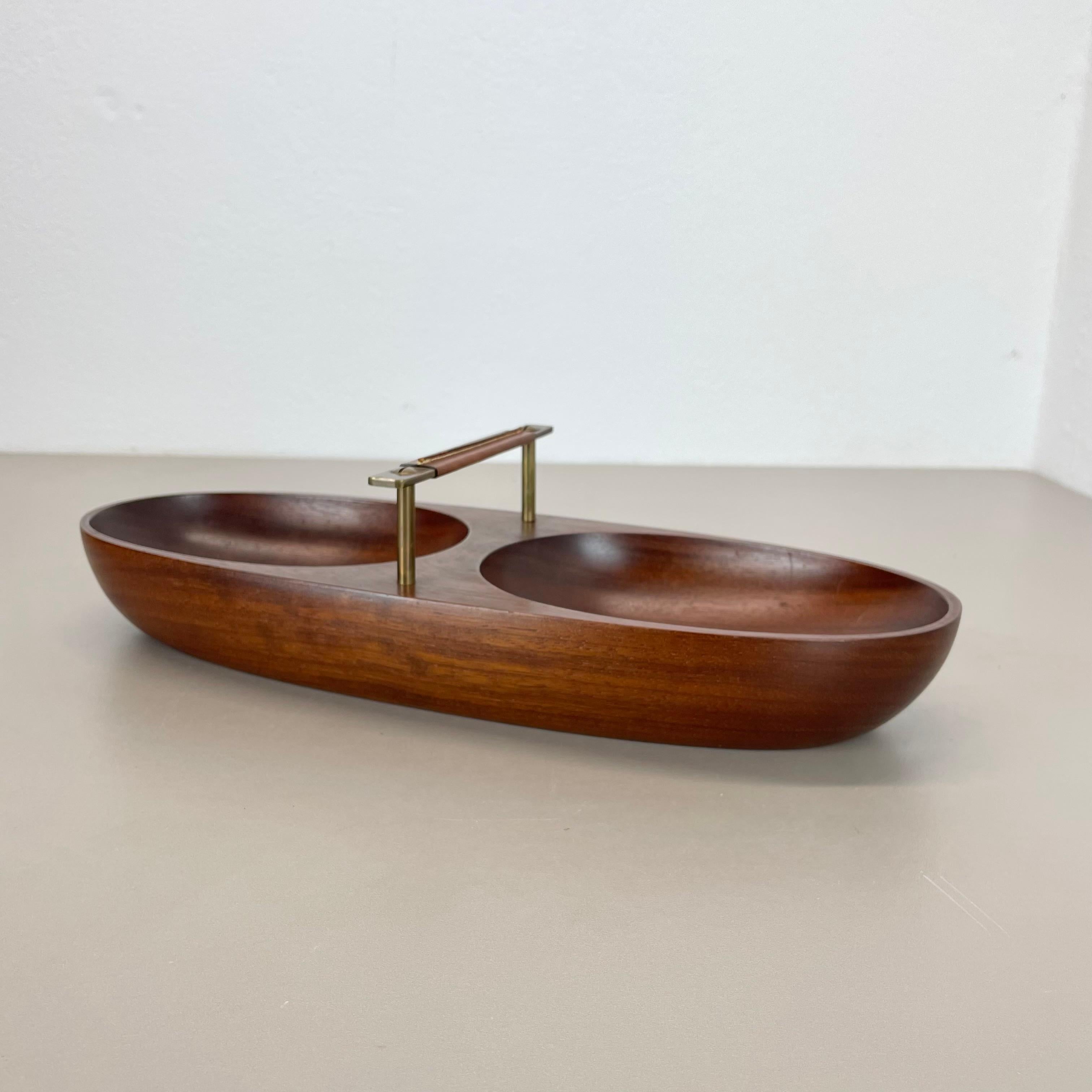 Articolo:

Ciotola in teak, elemento in conchiglia


Design:

Carl Auböck, anni '50



Produttore:

Laboratorio Auböck Vienna, Austria



Origine:

Austria



Età:

1950s



Descrizione:

Elemento originale degli anni '50 realizzato in legno