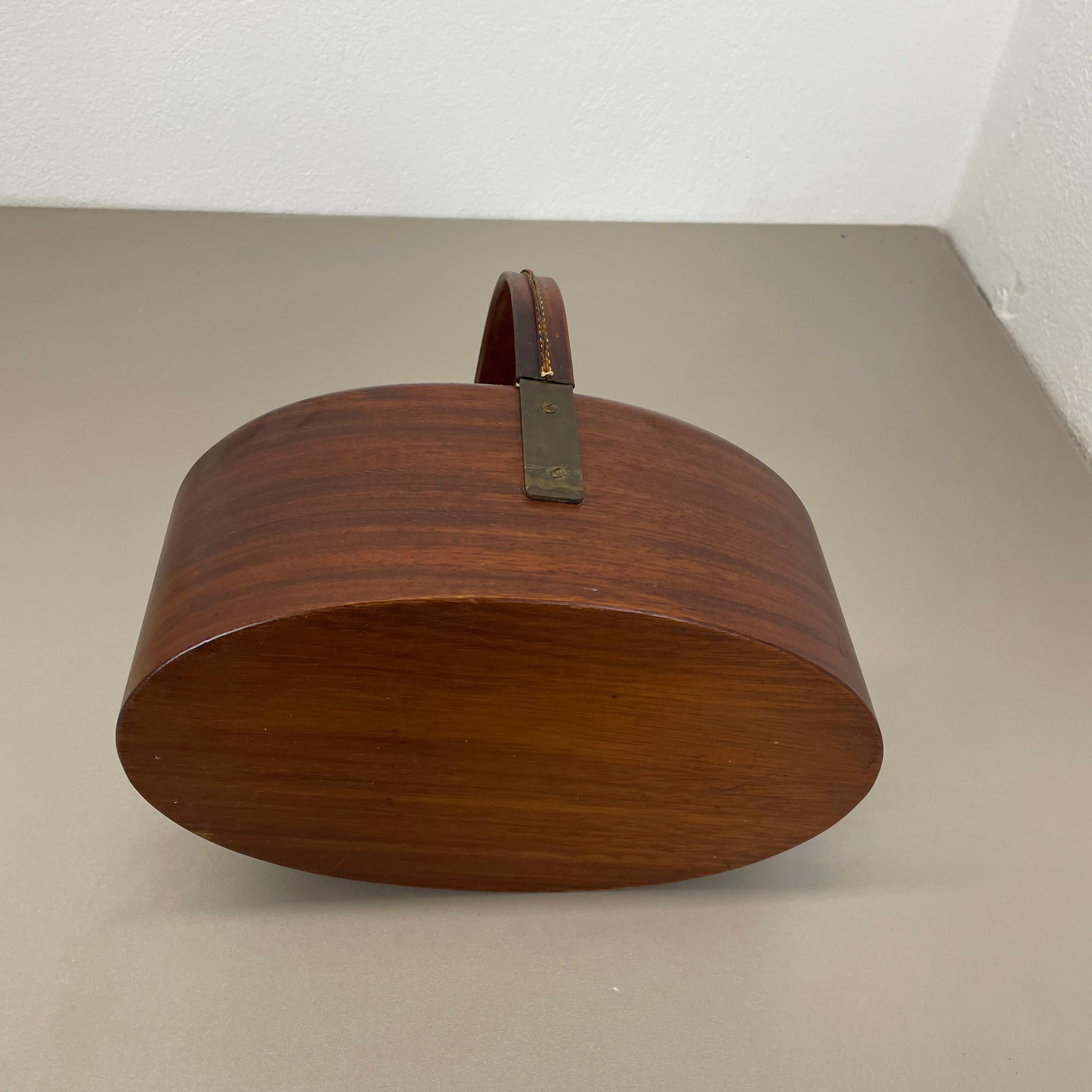 Grande ciotola in teak con manico in ottone e pelle di Carl Auböck, Austria, anni '50 in vendita 13