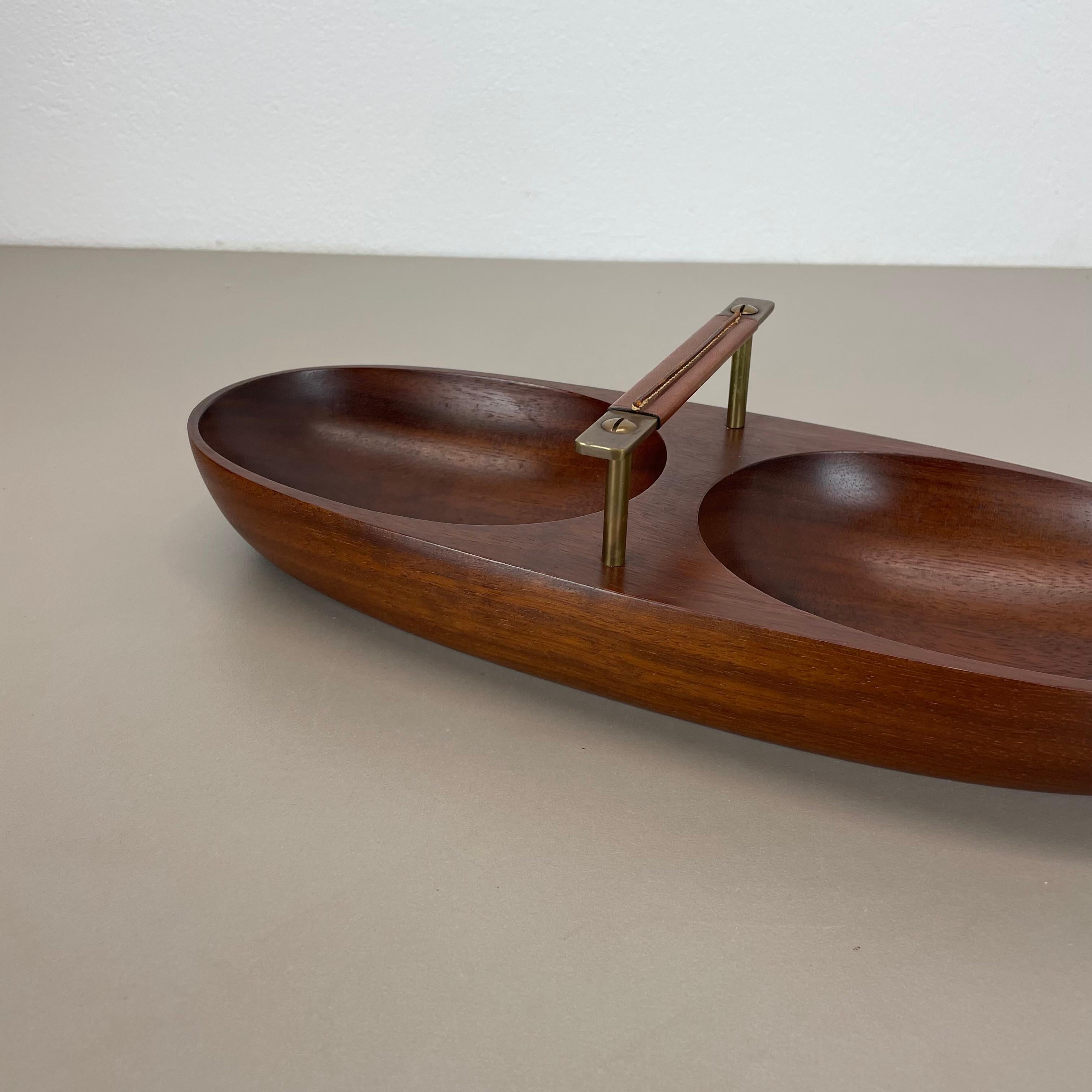 Mid-Century moderno Grande ciotola in teak con manico in ottone e pelle di Carl Auböck, Austria, anni '50 in vendita