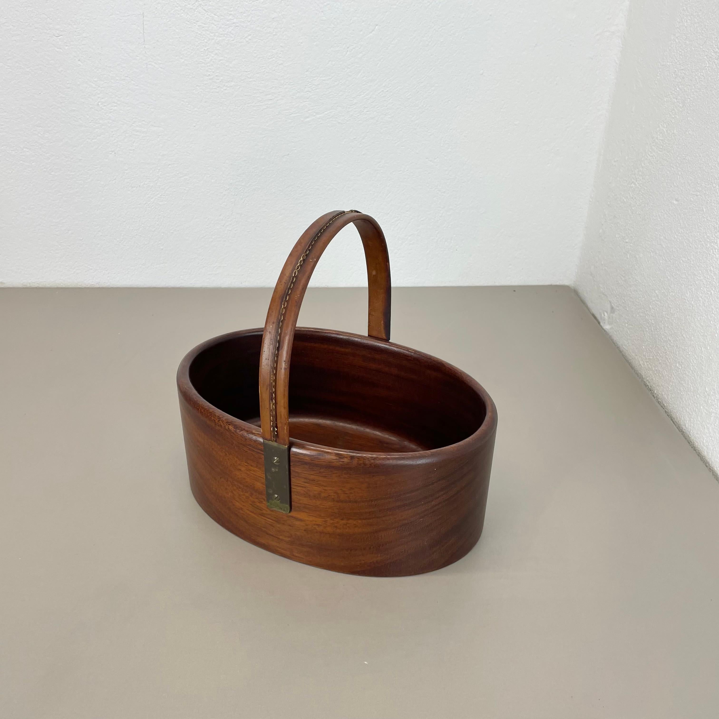 Mid-Century moderno Grande ciotola in teak con manico in ottone e pelle di Carl Auböck, Austria, anni '50 in vendita