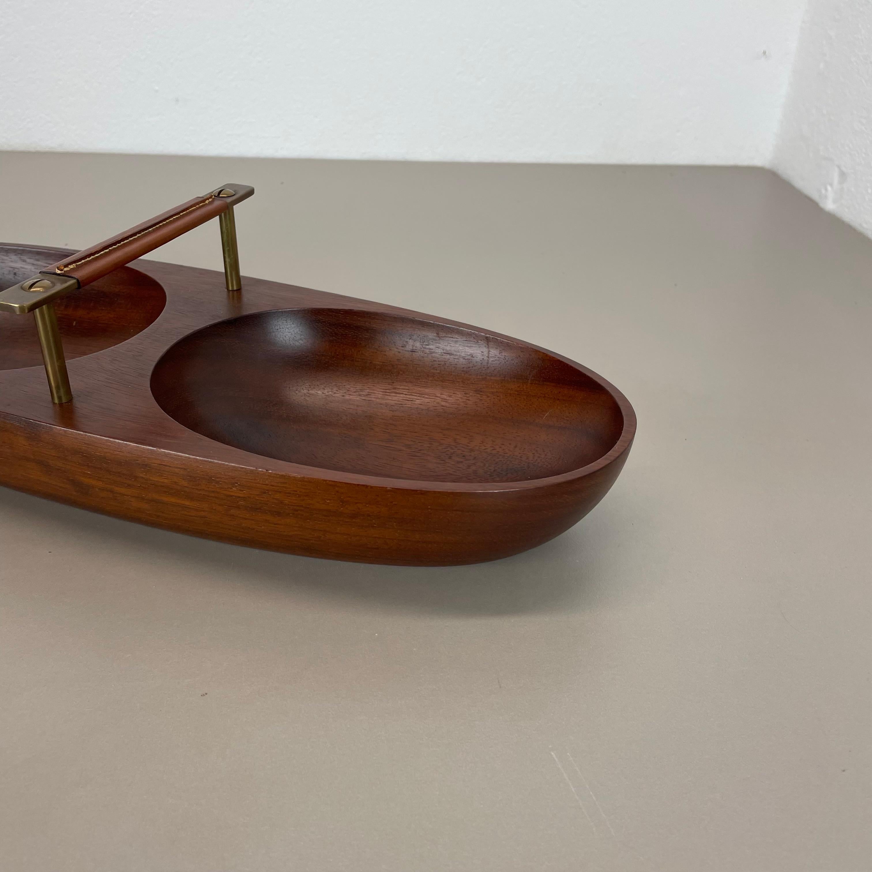 Austriaco Grande ciotola in teak con manico in ottone e pelle di Carl Auböck, Austria, anni '50 in vendita