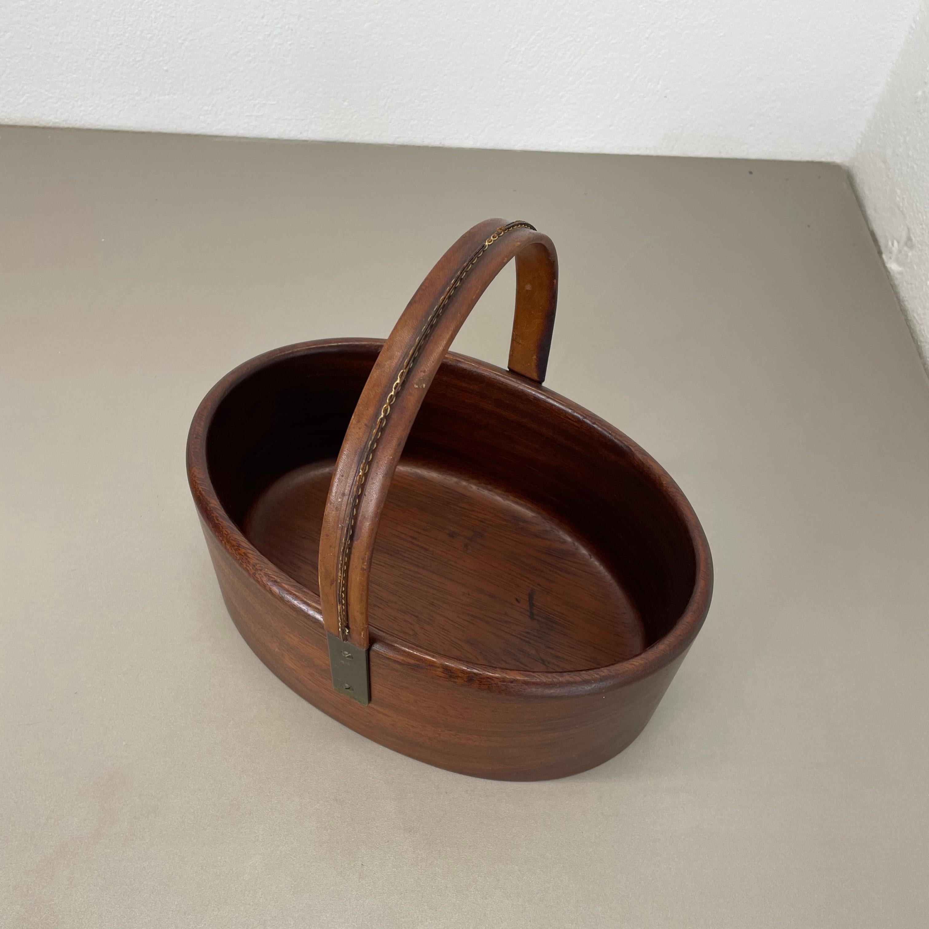 Austriaco Grande ciotola in teak con manico in ottone e pelle di Carl Auböck, Austria, anni '50 in vendita