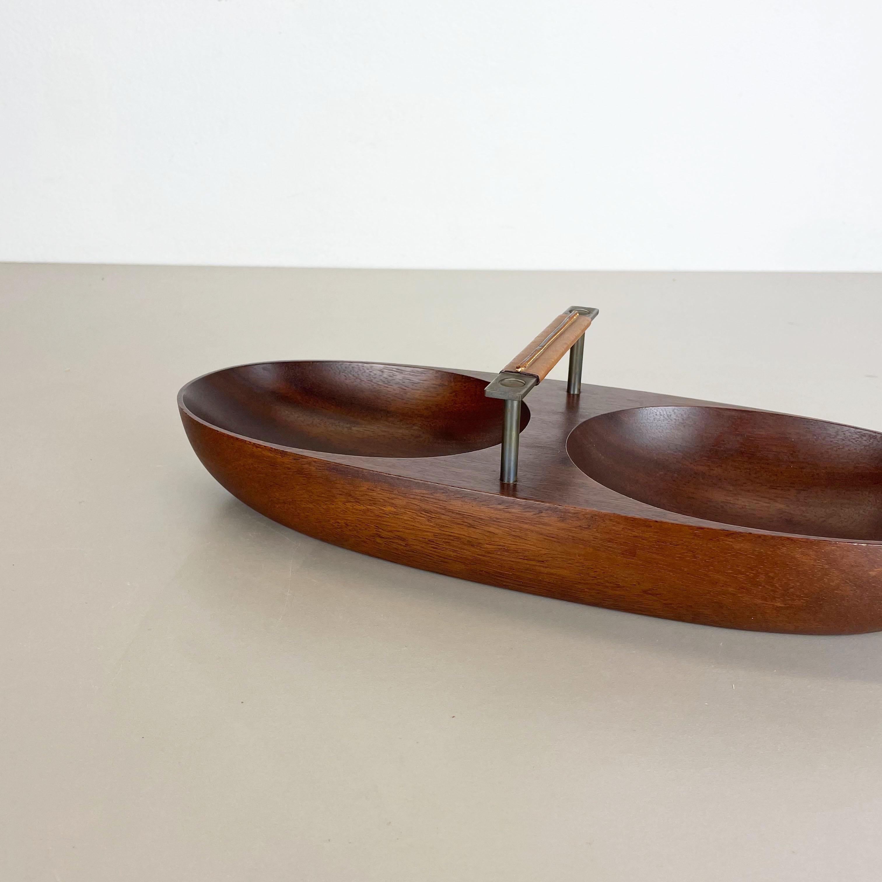 Large Teak Bowl with Brass and Leather Handle by Carl Auböck, Austria, 1950s In Good Condition For Sale In Kirchlengern, DE