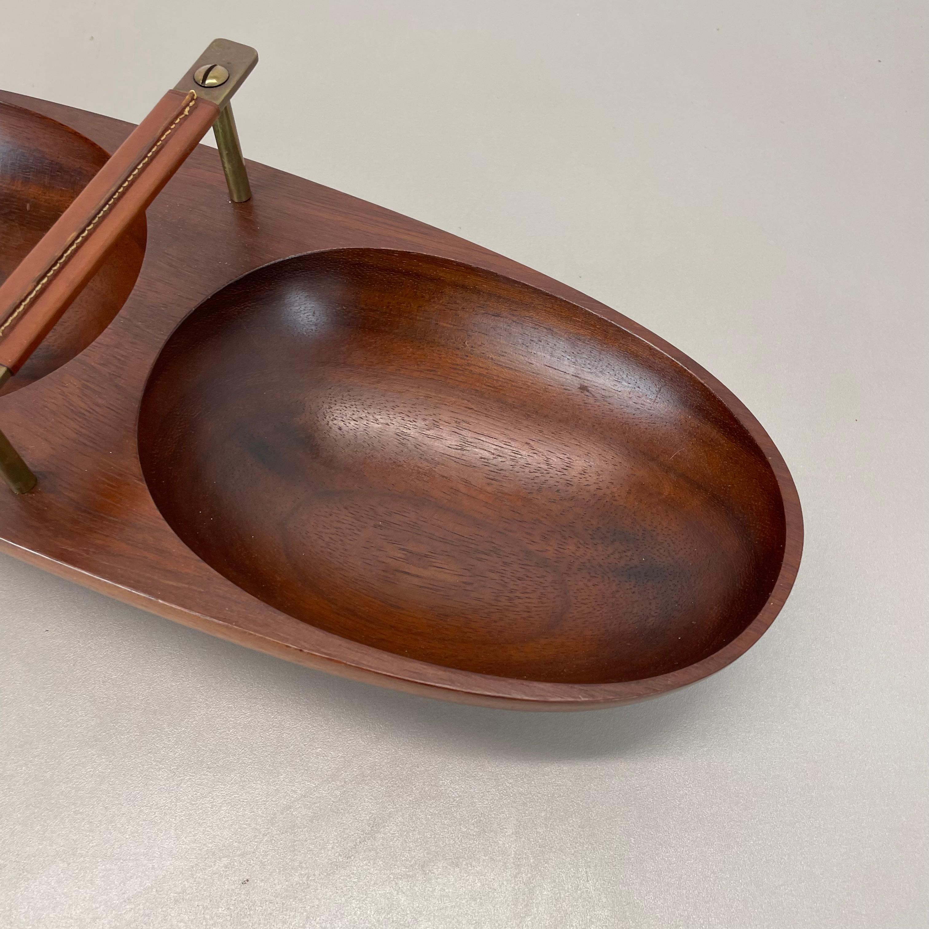 Grande ciotola in teak con manico in ottone e pelle di Carl Auböck, Austria, anni '50 In condizioni buone in vendita a Kirchlengern, DE