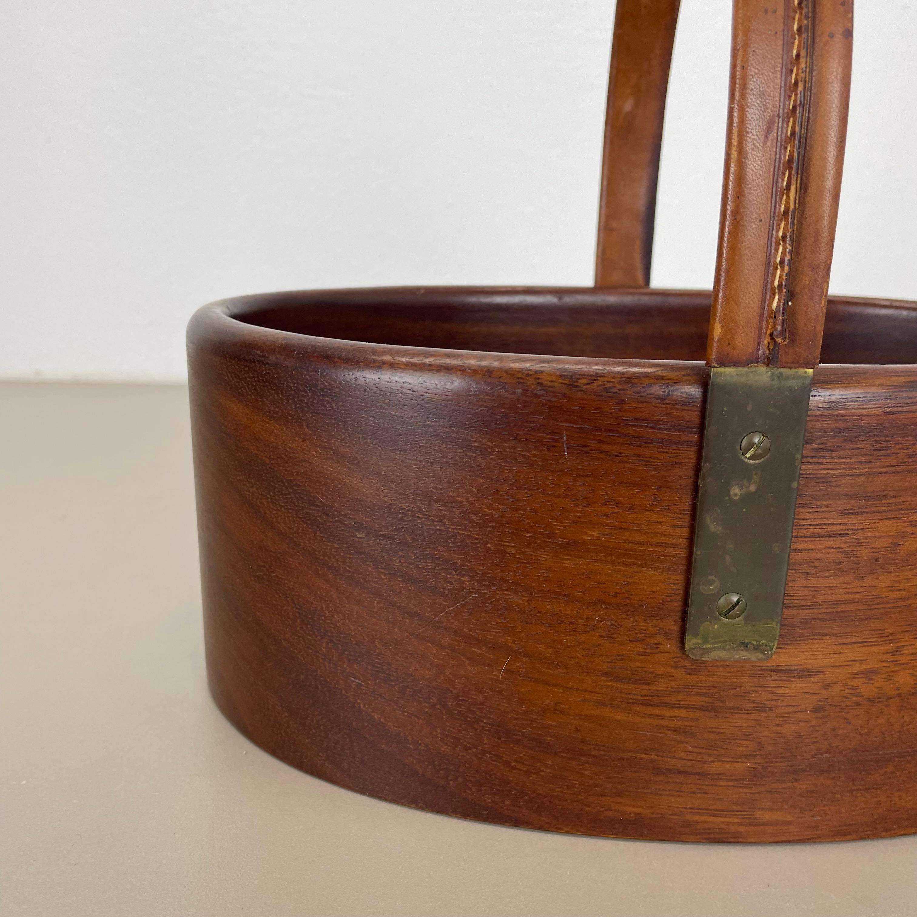 Grande ciotola in teak con manico in ottone e pelle di Carl Auböck, Austria, anni '50 In condizioni buone in vendita a Kirchlengern, DE