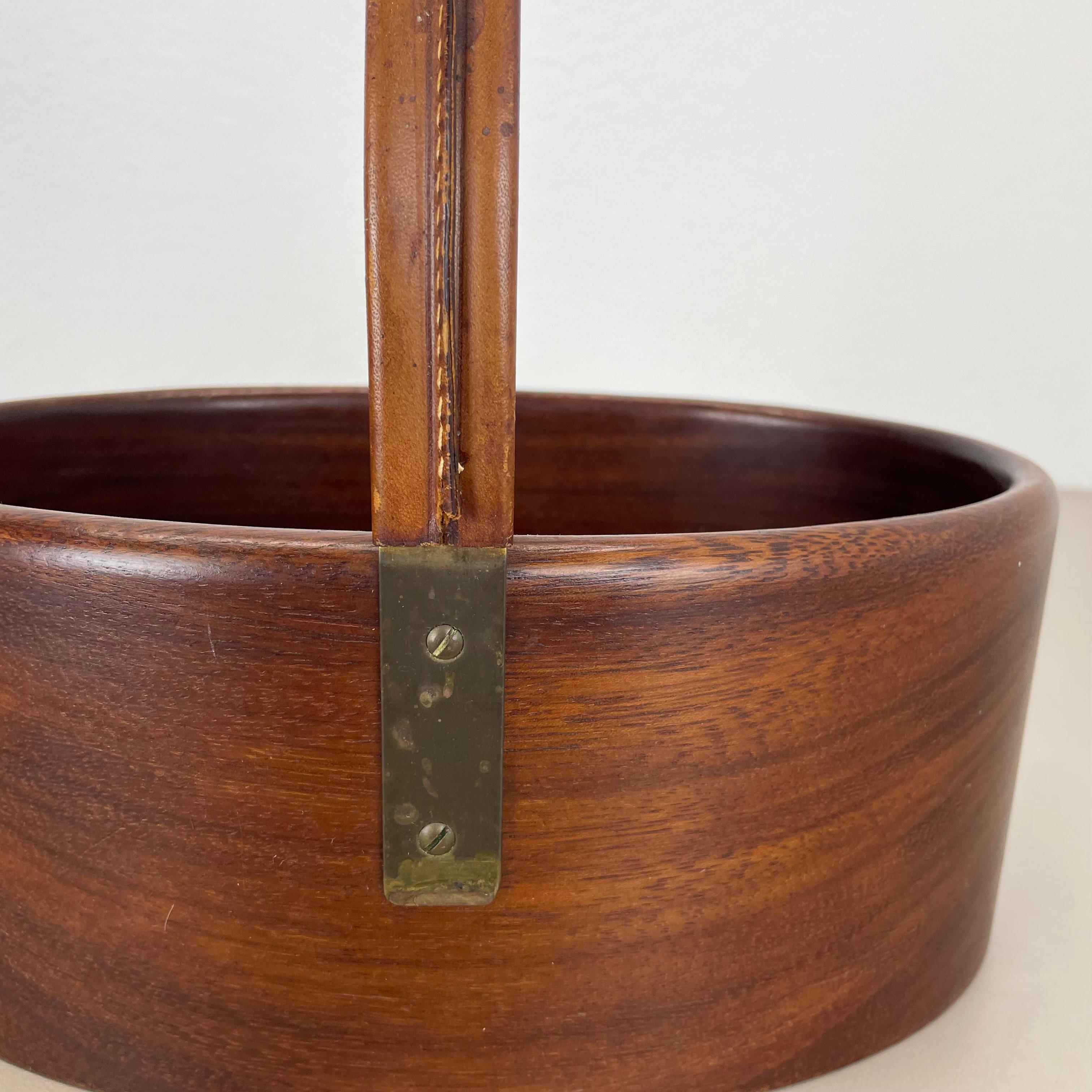 Ottone Grande ciotola in teak con manico in ottone e pelle di Carl Auböck, Austria, anni '50 in vendita
